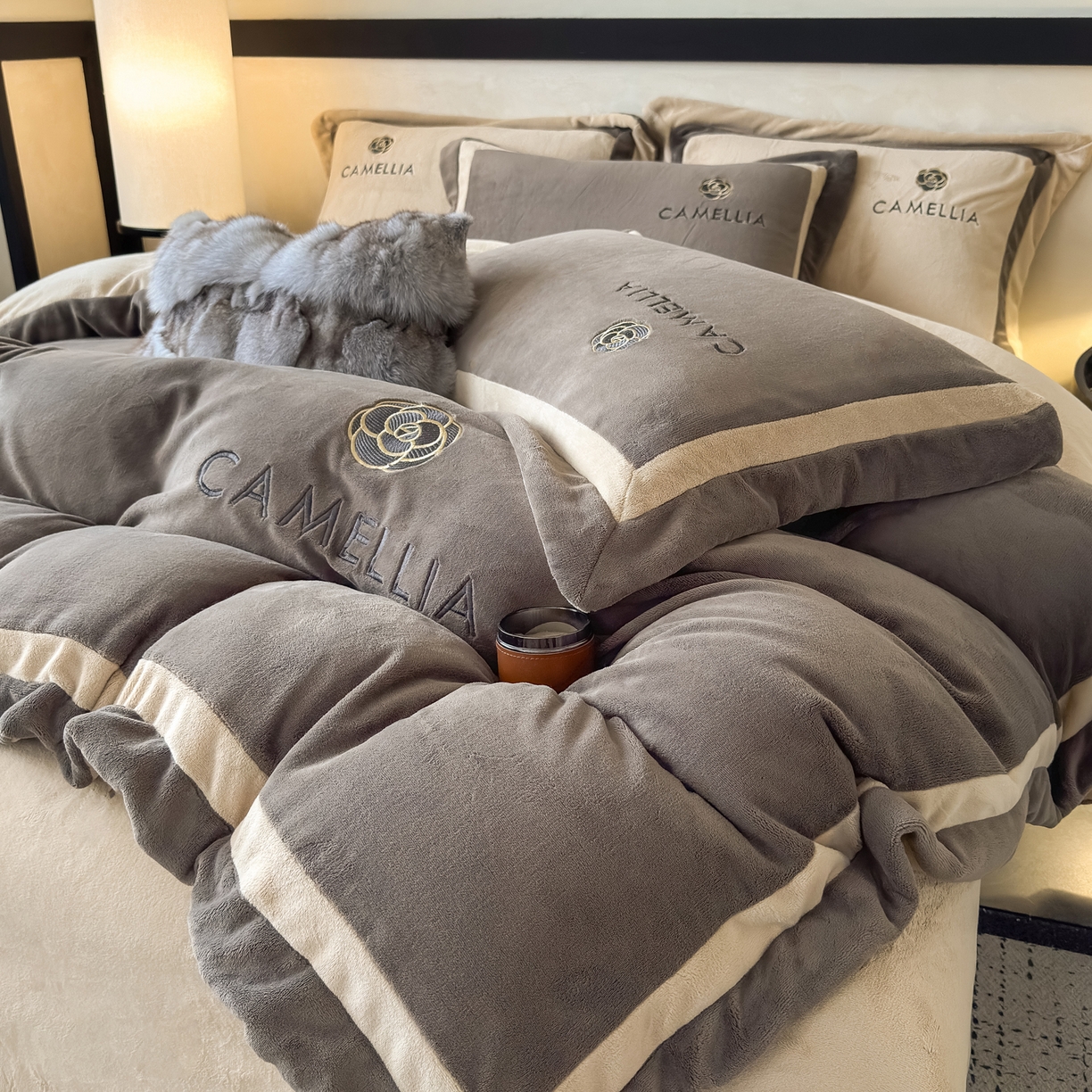 91家纺网 家纺一手货源 找家纺 水云缦 2025新款双拼角牛奶绒绣花四件套系列 褐色-浅卡其