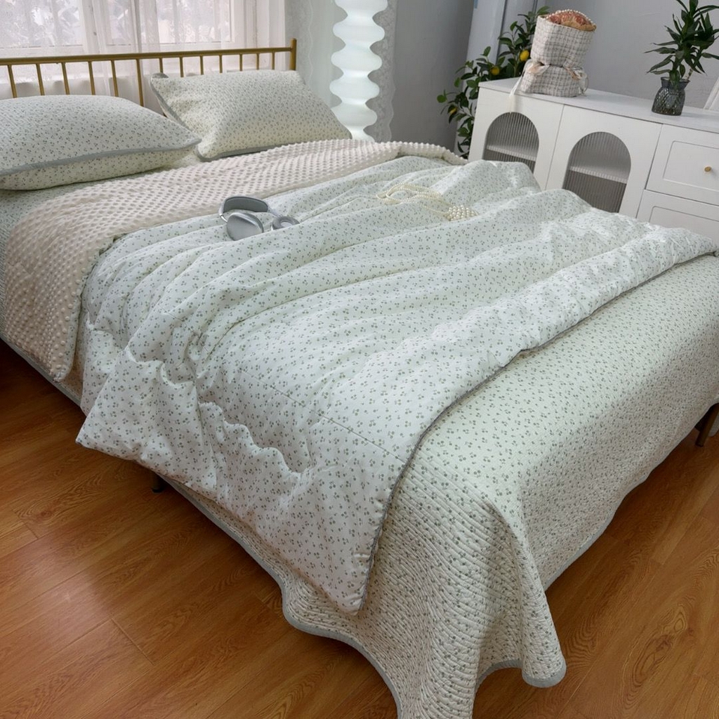 91家纺网 家纺一手货源 找家纺 暖居 2026新款一面纯棉一面绒床盖+同款纯棉豆豆被跑量 绿芽