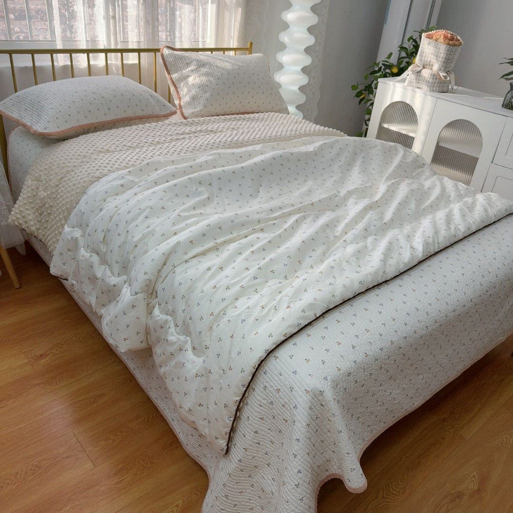 91家纺网 家纺一手货源 找家纺 暖居 2026新款一面纯棉一面绒床盖+同款纯棉豆豆被跑量 樱桃密果