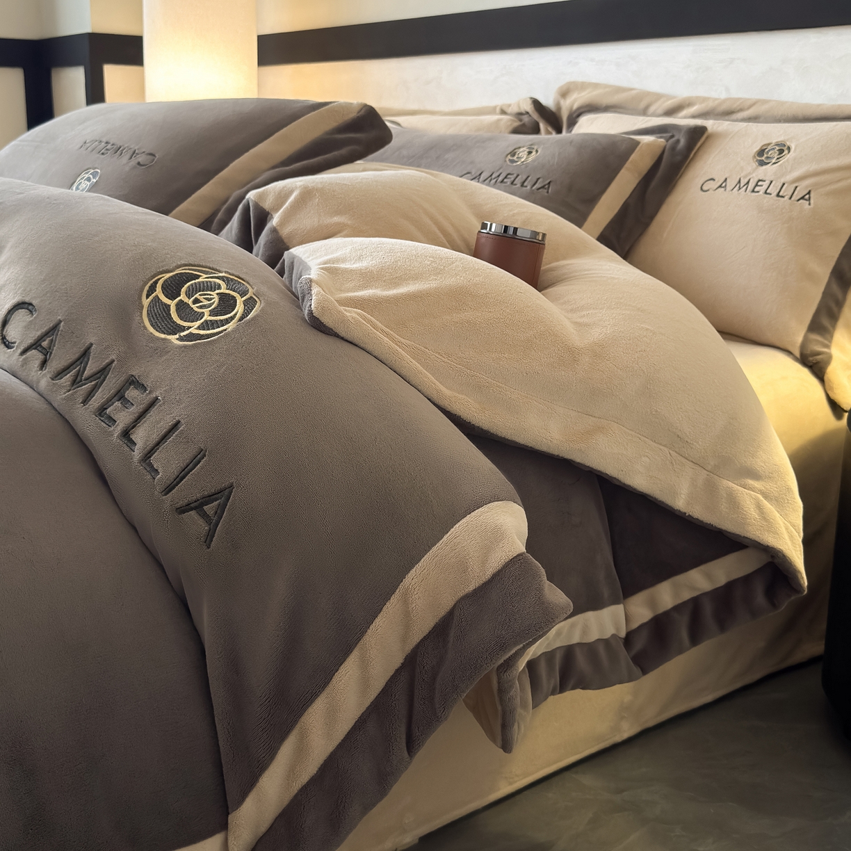 91家纺网 家纺一手货源 找家纺 水云缦 2025新款双拼角牛奶绒绣花四件套系列 褐色-浅卡其