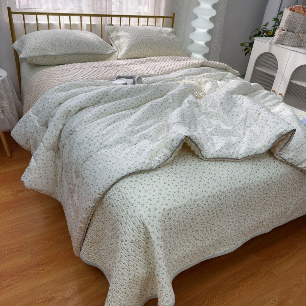 91家纺网 家纺一手货源 找家纺 暖居 2026新款一面纯棉一面绒床盖+同款纯棉豆豆被跑量 绿芽