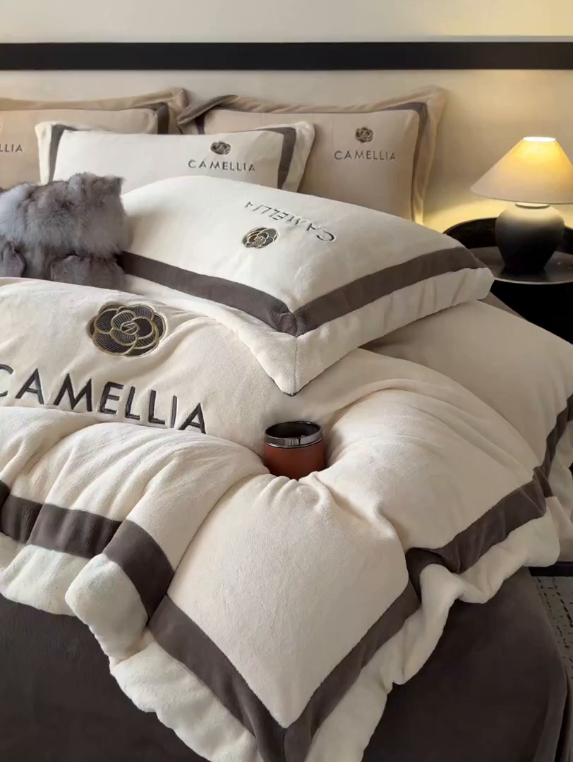 91家纺网 家纺一手货源 找家纺 水云缦 2025新款双拼角牛奶绒绣花四件套系列 奶白-褐色