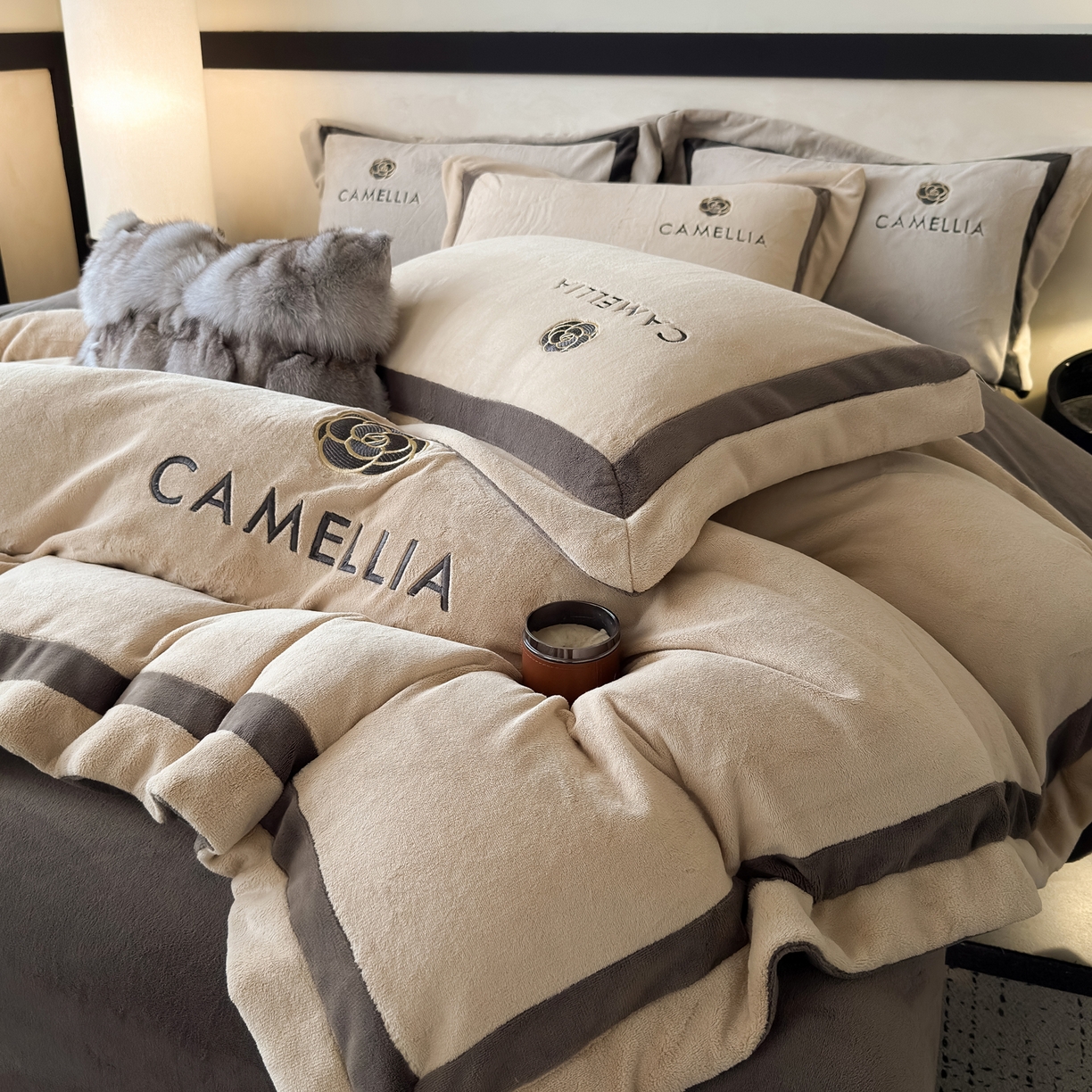 91家纺网 家纺一手货源 找家纺 水云缦 2025新款双拼角牛奶绒绣花四件套系列 浅卡其-褐色