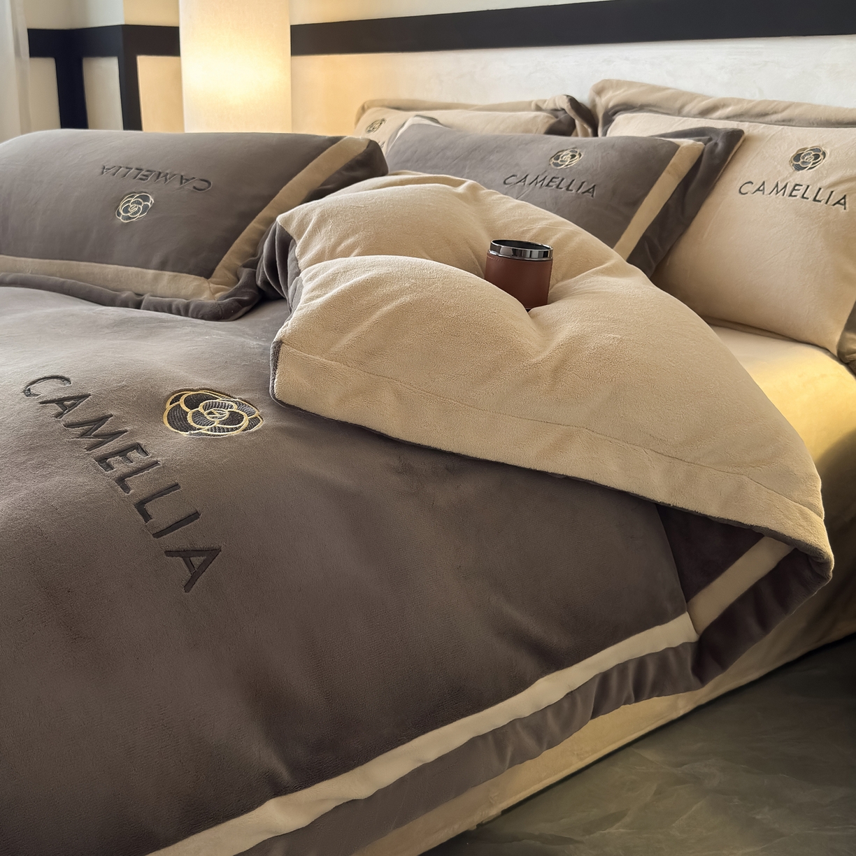 91家纺网 家纺一手货源 找家纺 水云缦 2025新款双拼角牛奶绒绣花四件套系列 褐色-浅卡其