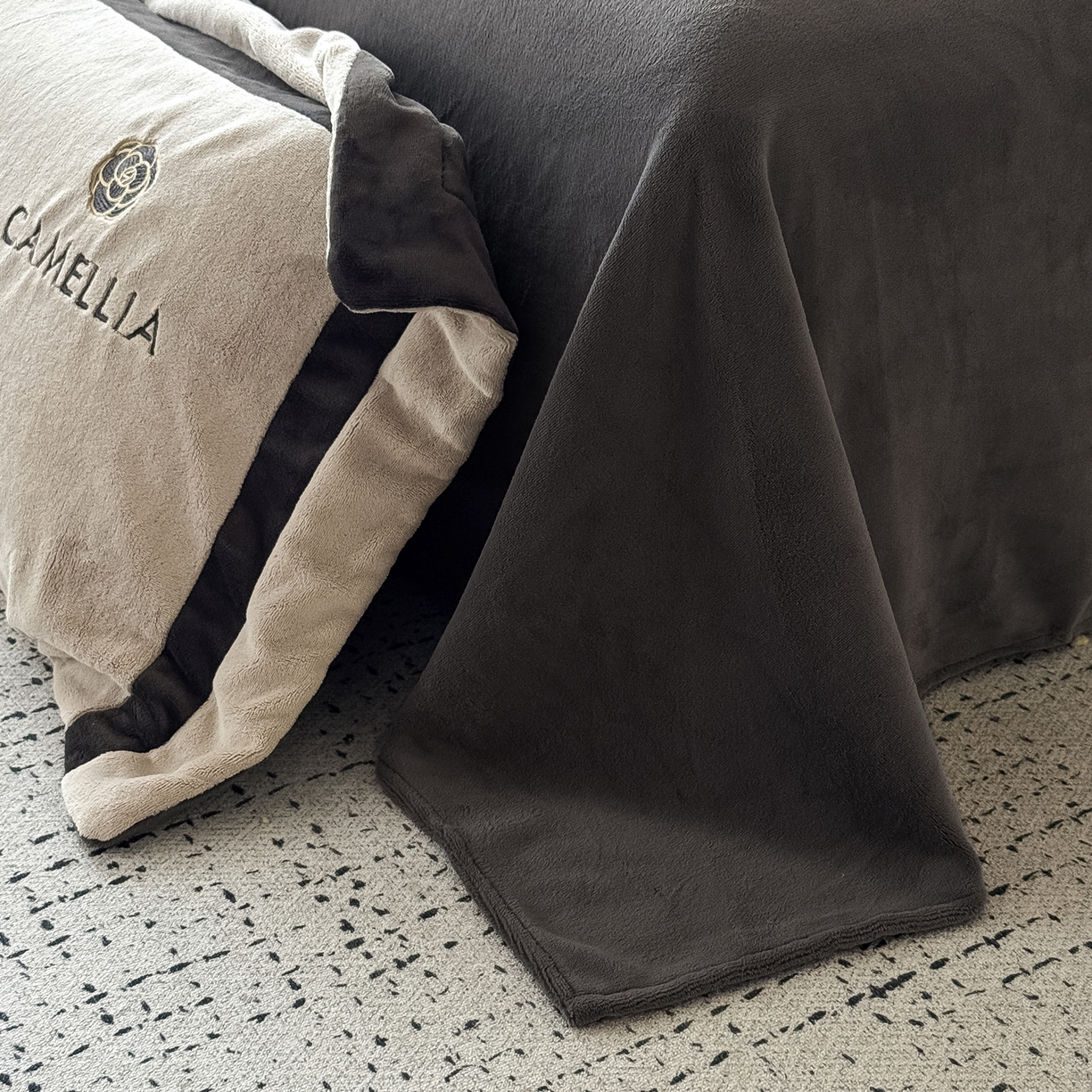 91家纺网 家纺一手货源 找家纺 （总）水云缦 2025新款双拼角牛奶绒绣花四件套系列