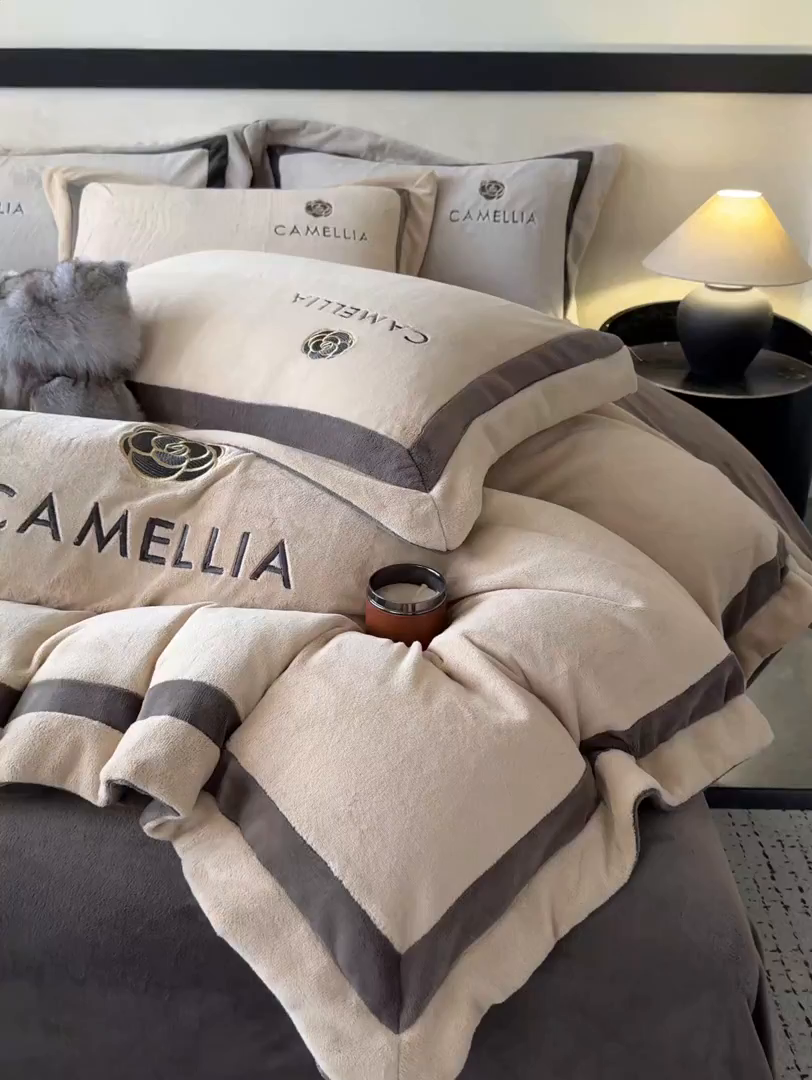 91家纺网 家纺一手货源 找家纺 水云缦 2025新款双拼角牛奶绒绣花四件套系列 浅卡其-褐色