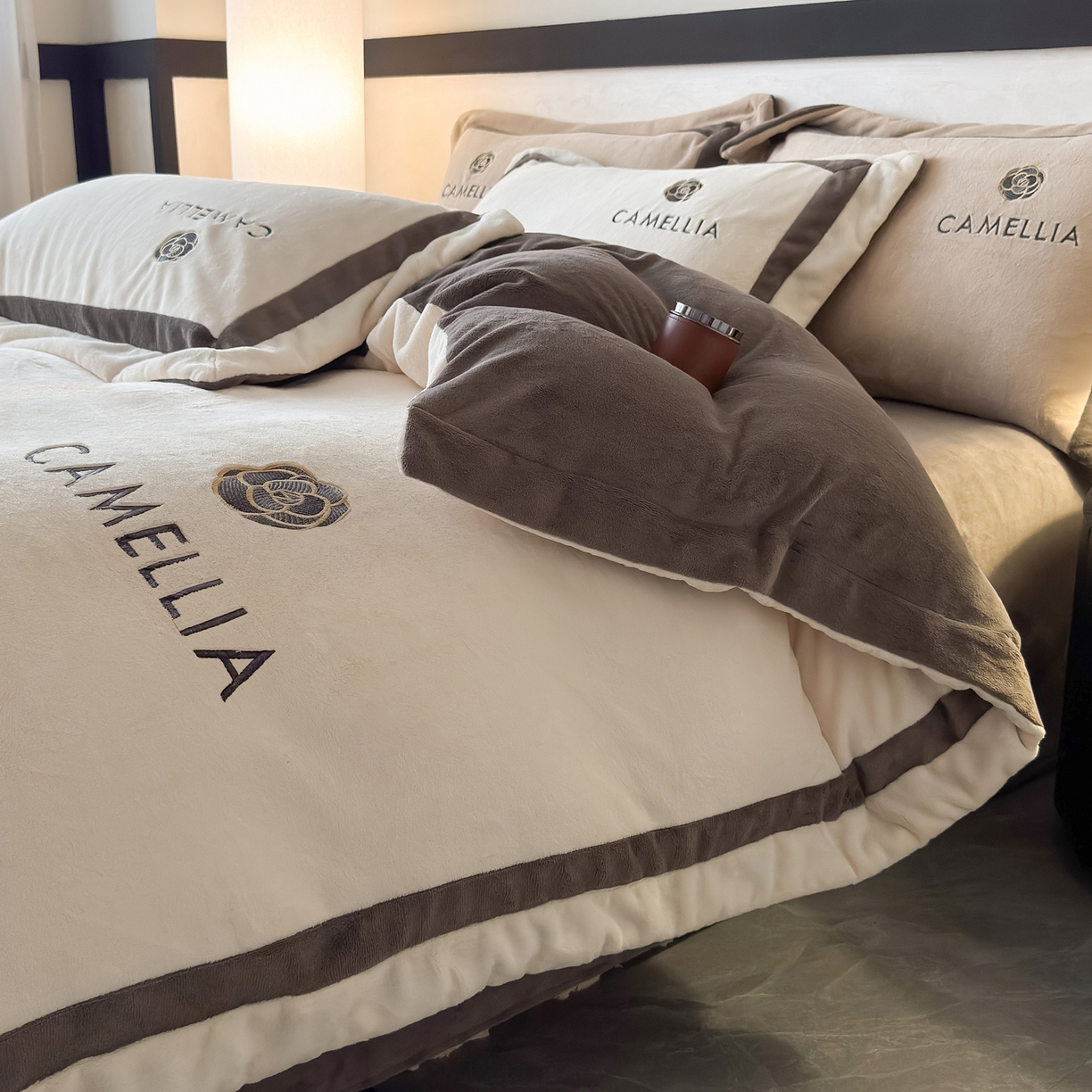 91家纺网 家纺一手货源 找家纺 水云缦 2025新款双拼角牛奶绒绣花四件套系列 奶白-褐色