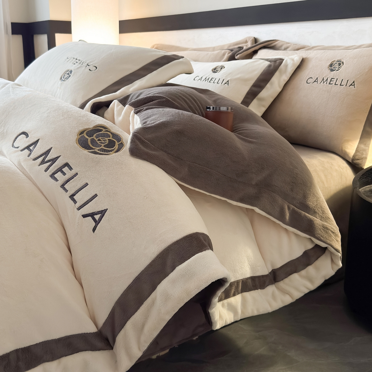 91家纺网 家纺一手货源 找家纺 水云缦 2025新款双拼角牛奶绒绣花四件套系列 奶白-褐色