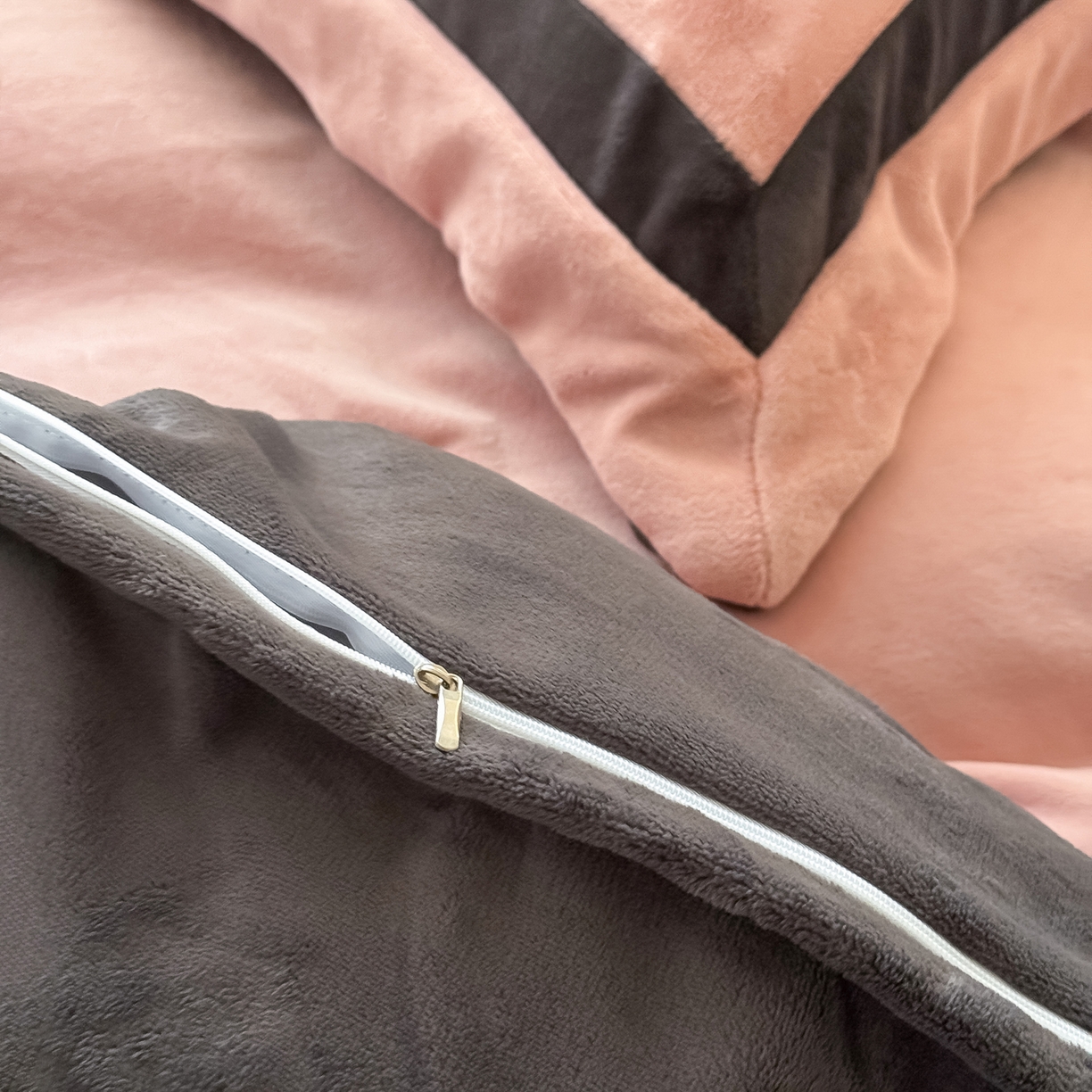 91家纺网 家纺一手货源 找家纺 水云缦 2025新款双拼角牛奶绒绣花四件套系列 樱粉-茶褐色