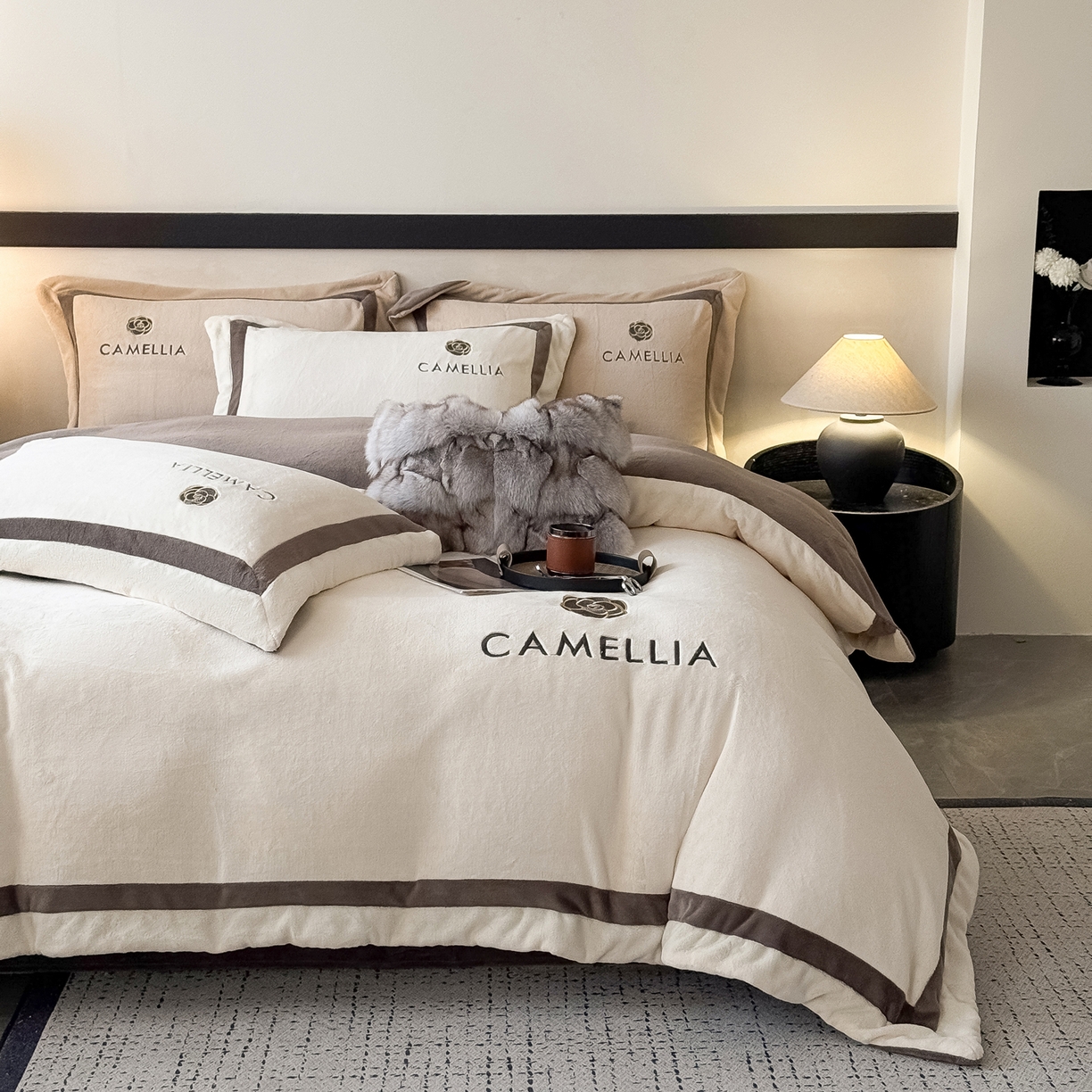 91家纺网 家纺一手货源 找家纺 水云缦 2025新款双拼角牛奶绒绣花四件套系列 奶白-褐色