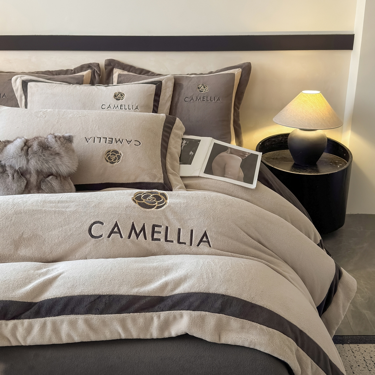 91家纺网 家纺一手货源 找家纺 水云缦 2025新款双拼角牛奶绒绣花四件套系列 浅灰-茶褐色