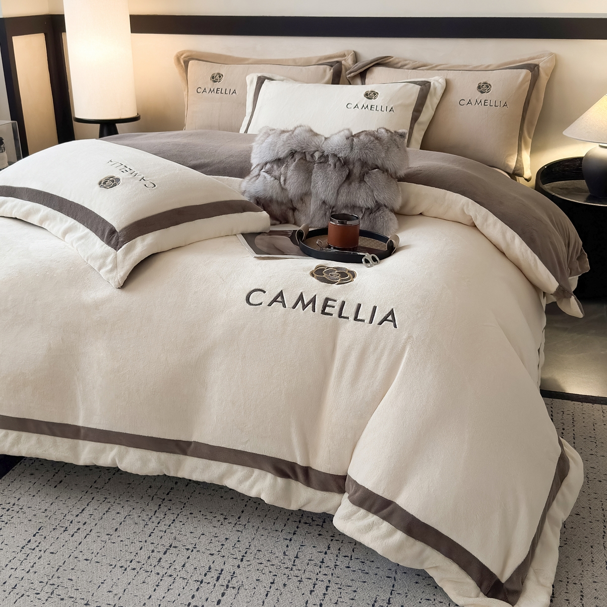 91家纺网 家纺一手货源 找家纺 水云缦 2025新款双拼角牛奶绒绣花四件套系列 奶白-褐色