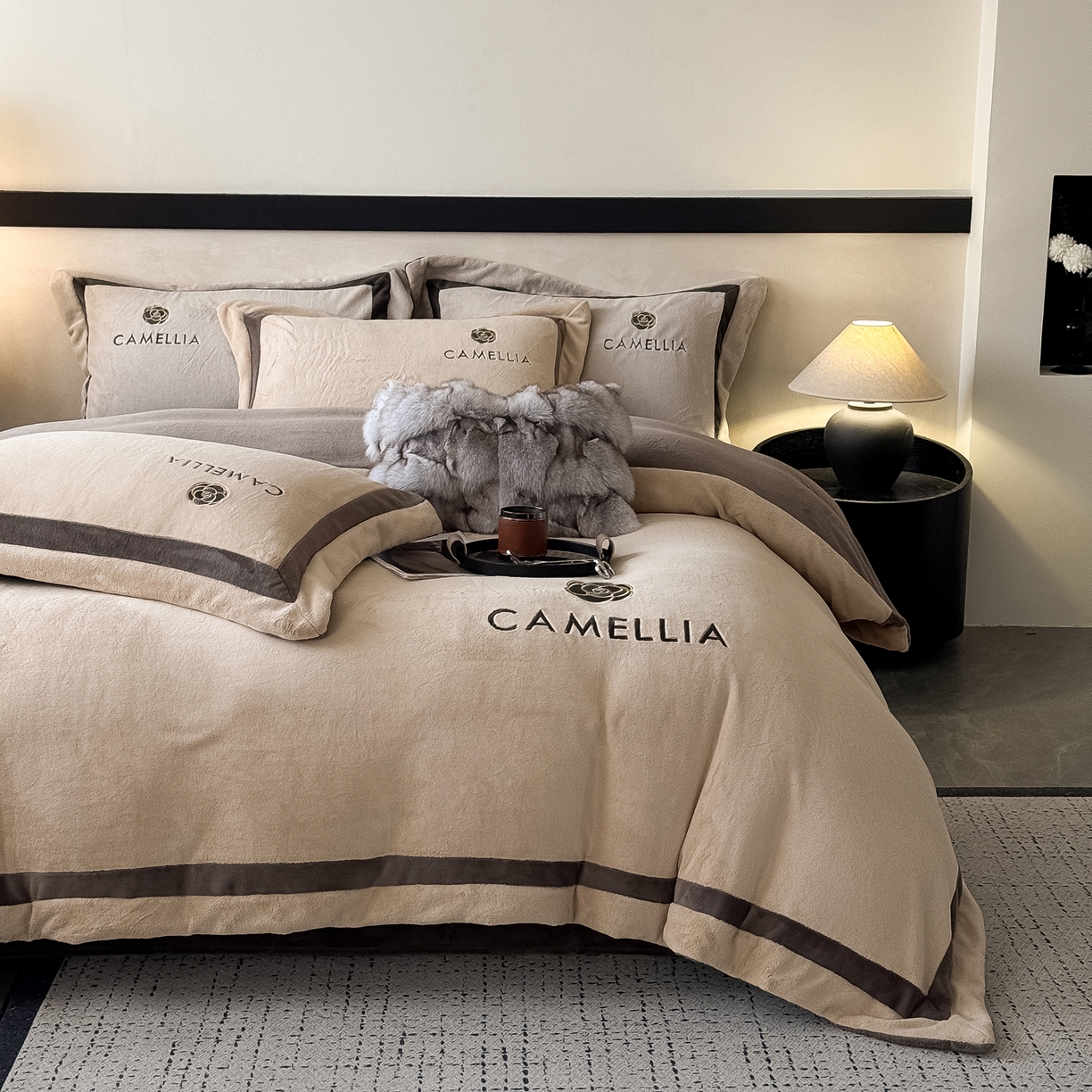 91家纺网 家纺一手货源 找家纺 水云缦 2025新款双拼角牛奶绒绣花四件套系列 浅卡其-褐色