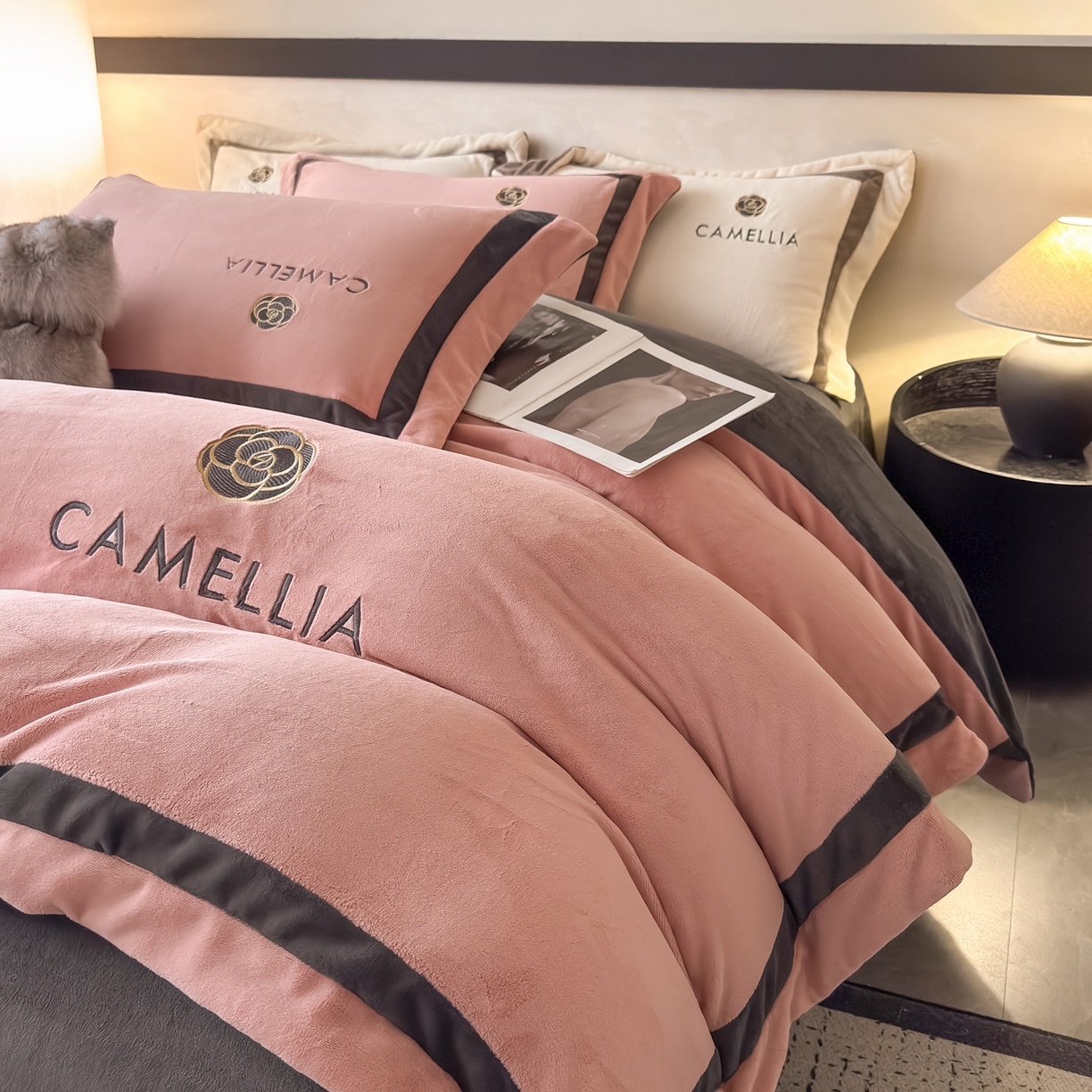 91家纺网 家纺一手货源 找家纺 水云缦 2025新款双拼角牛奶绒绣花四件套系列 樱粉-茶褐色