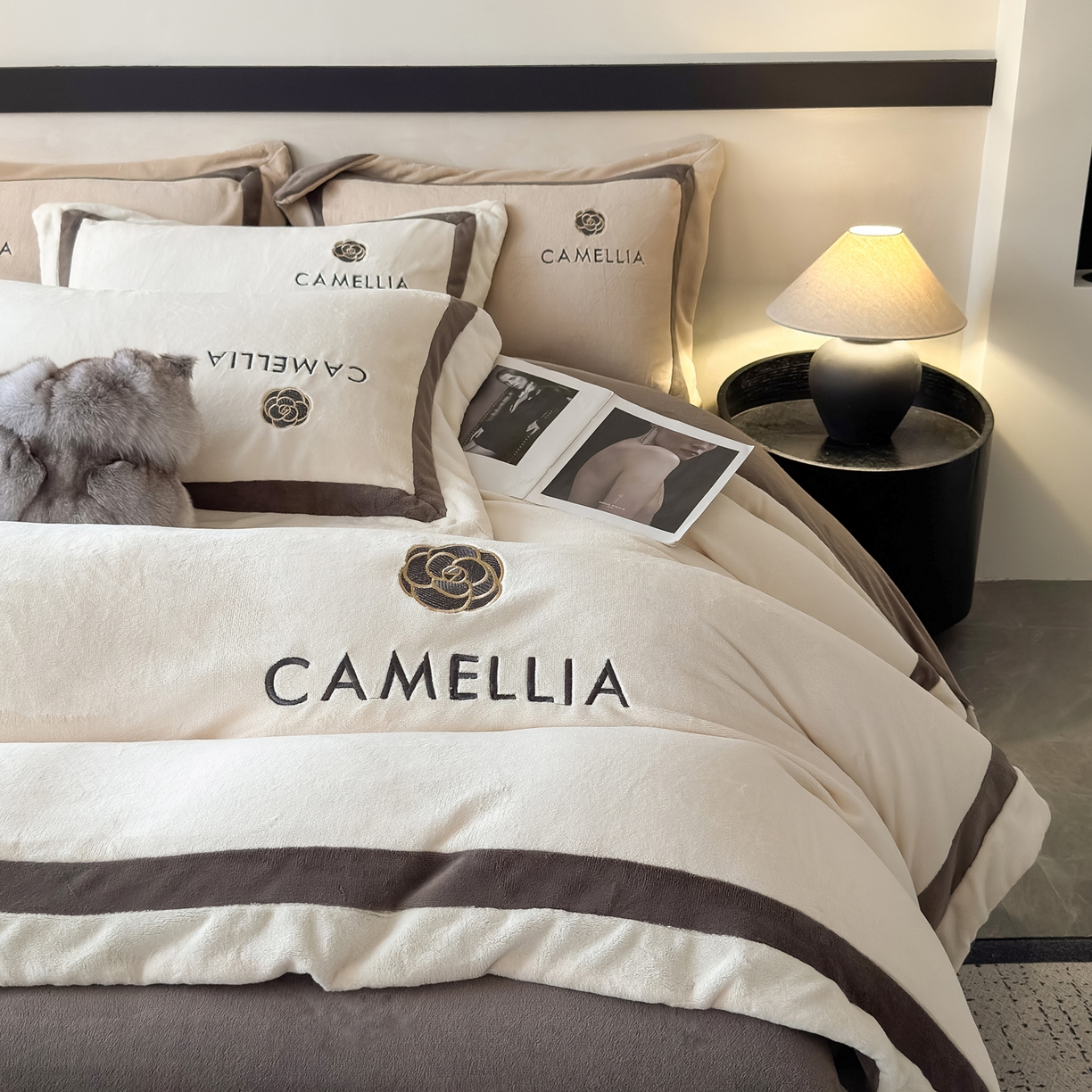 91家纺网 家纺一手货源 找家纺 水云缦 2025新款双拼角牛奶绒绣花四件套系列 奶白-褐色