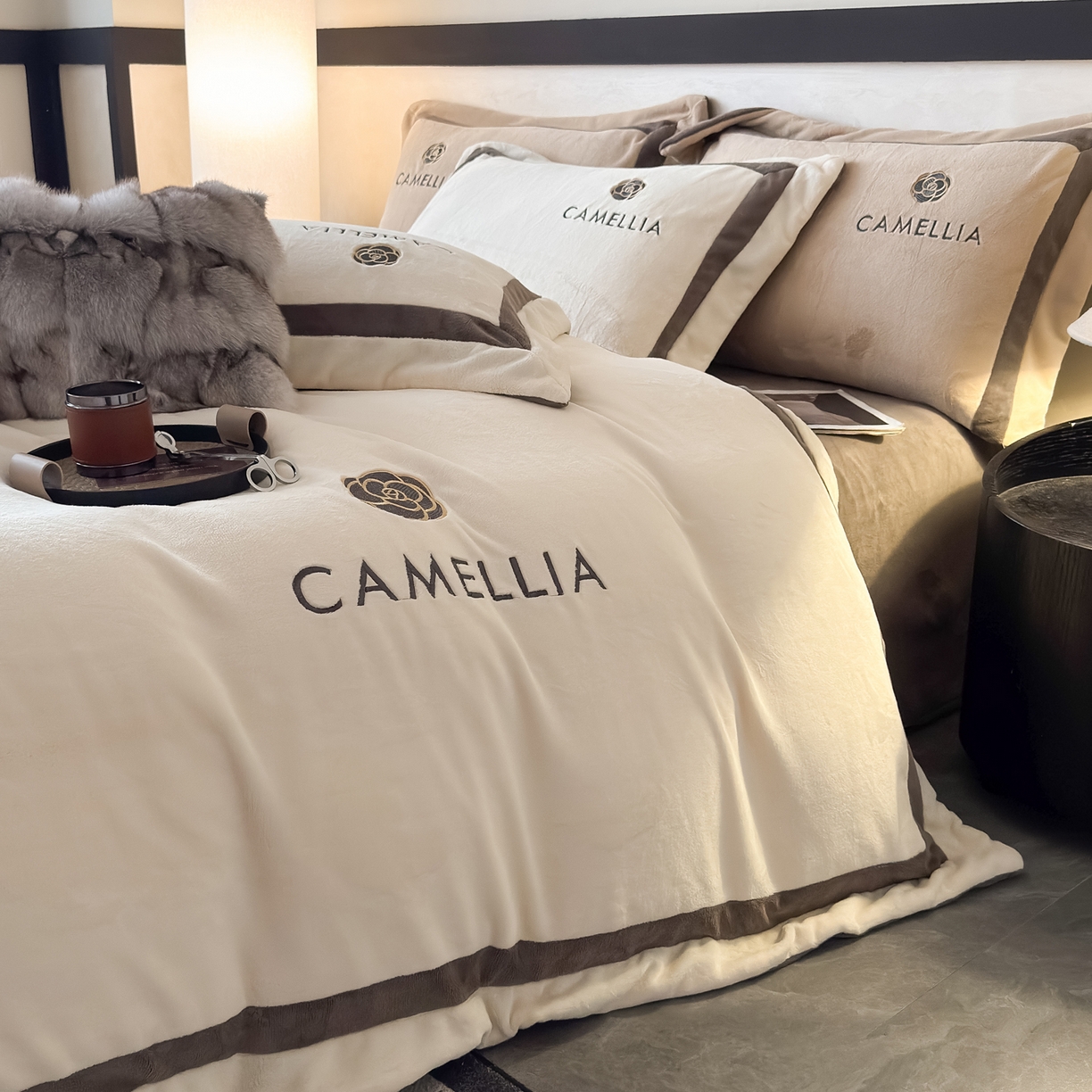 91家纺网 家纺一手货源 找家纺 水云缦 2025新款双拼角牛奶绒绣花四件套系列 奶白-褐色