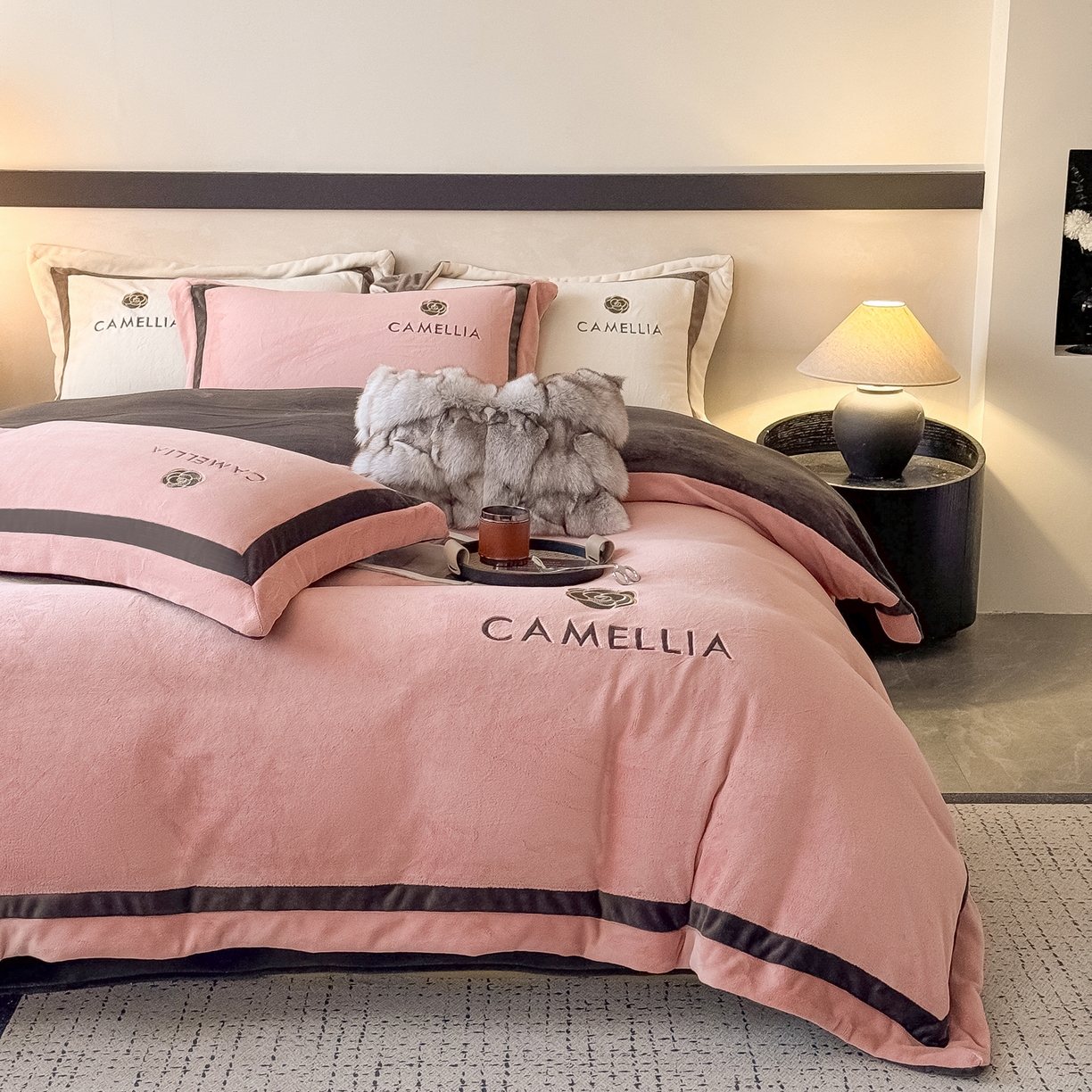 91家纺网 家纺一手货源 找家纺 水云缦 2025新款双拼角牛奶绒绣花四件套系列 樱粉-茶褐色