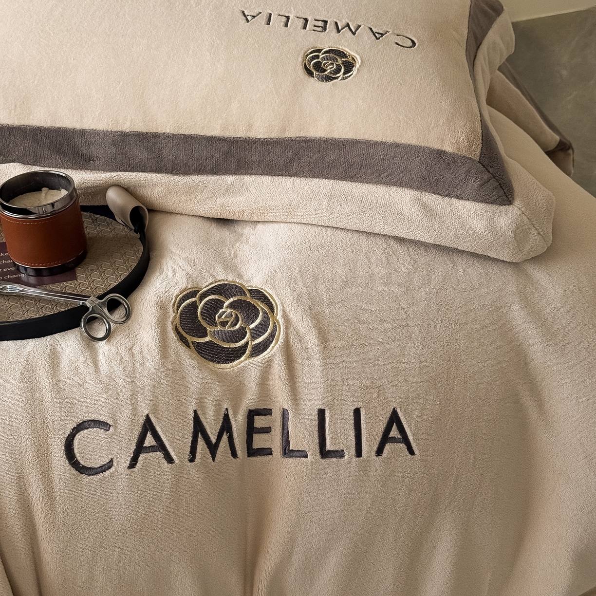 91家纺网 家纺一手货源 找家纺 水云缦 2025新款双拼角牛奶绒绣花四件套系列 浅卡其-褐色