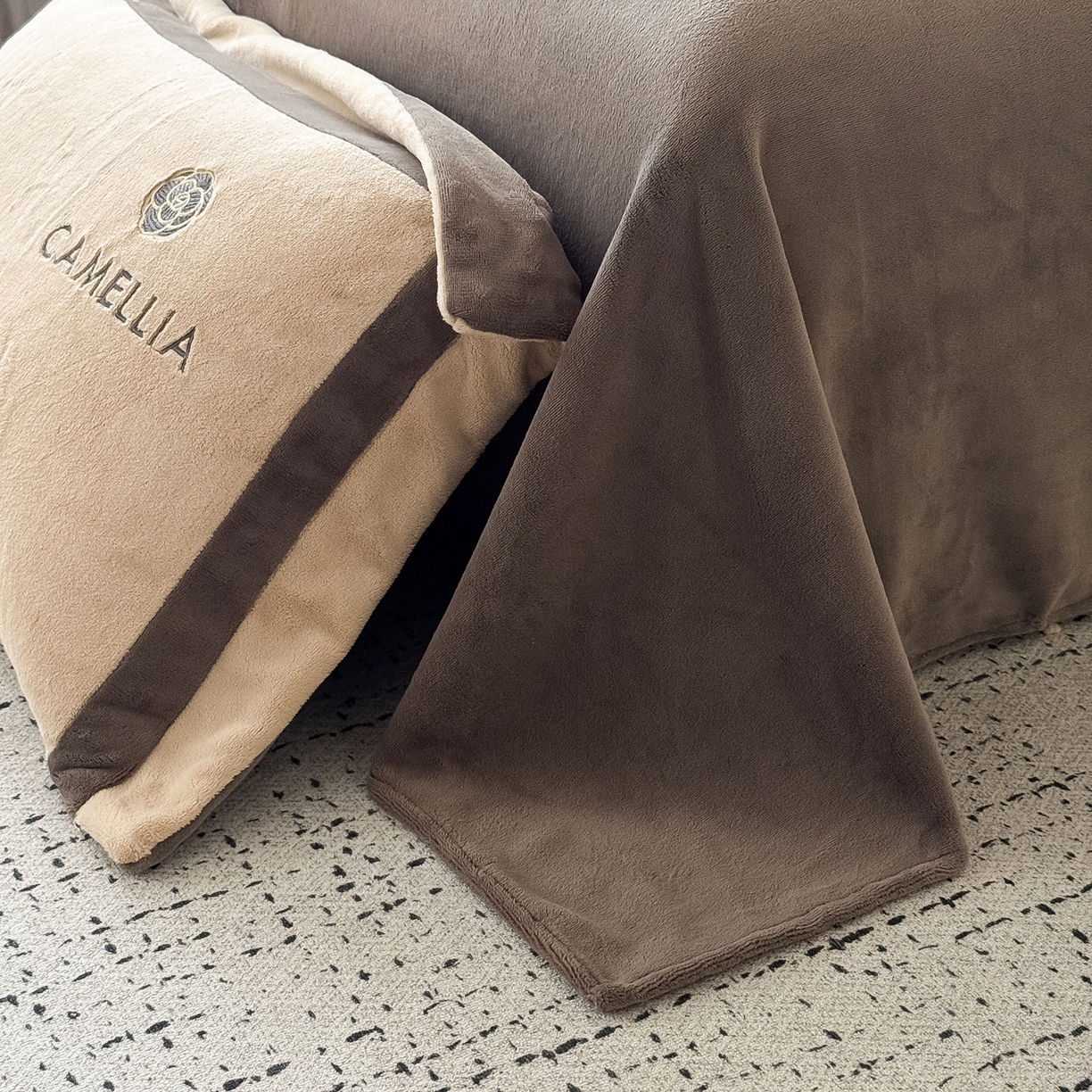 91家纺网 家纺一手货源 找家纺 水云缦 2025新款双拼角牛奶绒绣花四件套系列 浅卡其-褐色