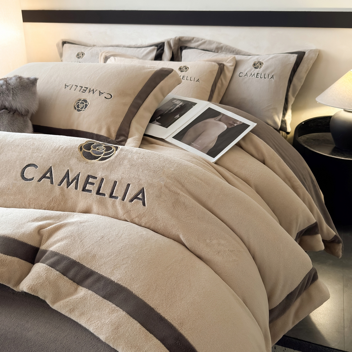 91家纺网 家纺一手货源 找家纺 水云缦 2025新款双拼角牛奶绒绣花四件套系列 浅卡其-褐色