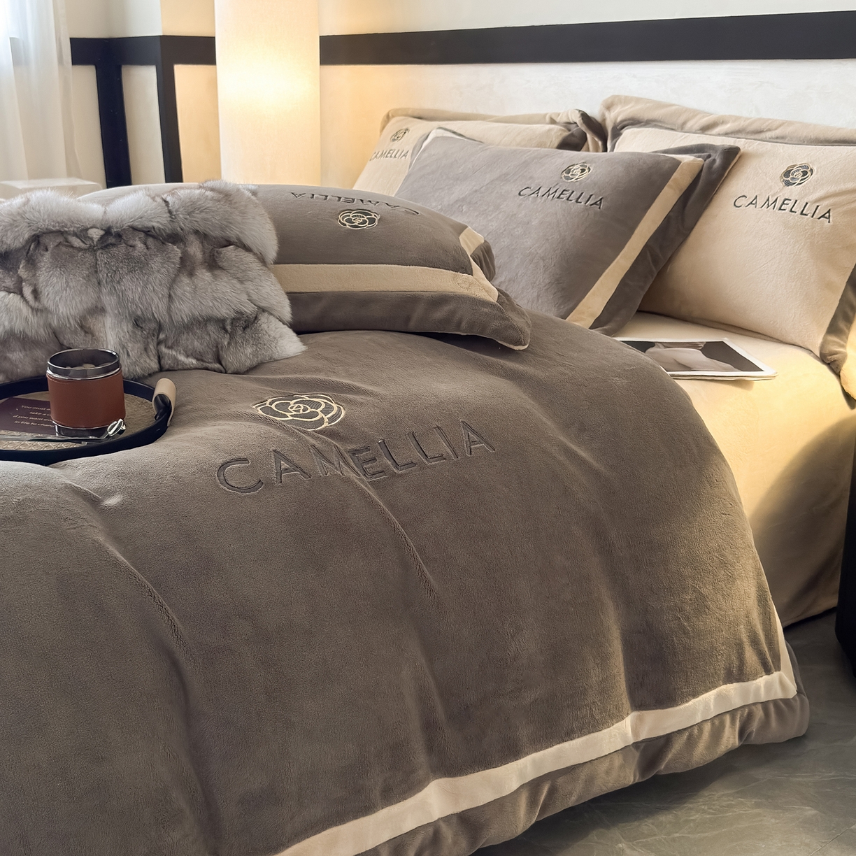 91家纺网 家纺一手货源 找家纺 水云缦 2025新款双拼角牛奶绒绣花四件套系列 褐色-浅卡其