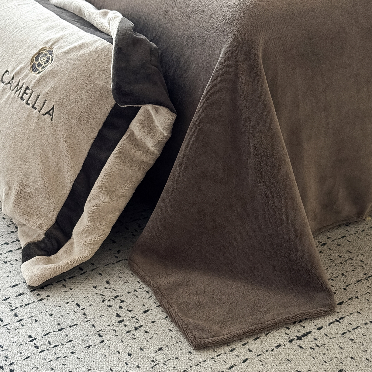 91家纺网 家纺一手货源 找家纺 水云缦 2025新款双拼角牛奶绒绣花四件套系列 奶白-褐色