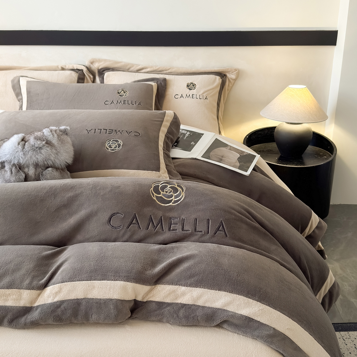 91家纺网 家纺一手货源 找家纺 水云缦 2025新款双拼角牛奶绒绣花四件套系列 褐色-浅卡其