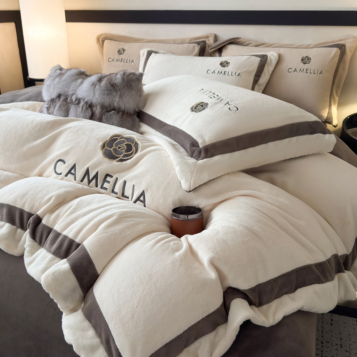 91家纺网 家纺一手货源 找家纺 水云缦 2025新款双拼角牛奶绒绣花四件套系列 奶白-褐色