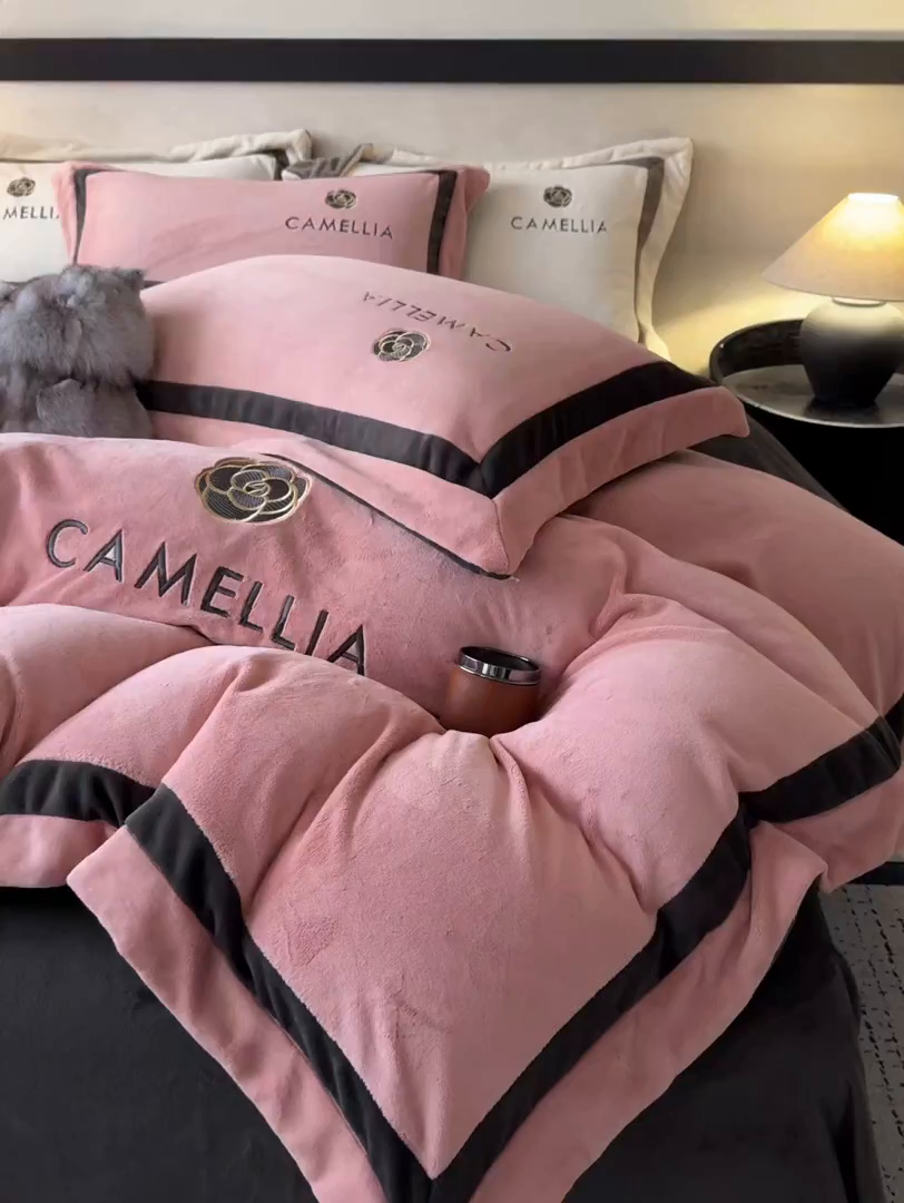 91家纺网 家纺一手货源 找家纺 水云缦 2025新款双拼角牛奶绒绣花四件套系列 樱粉-茶褐色