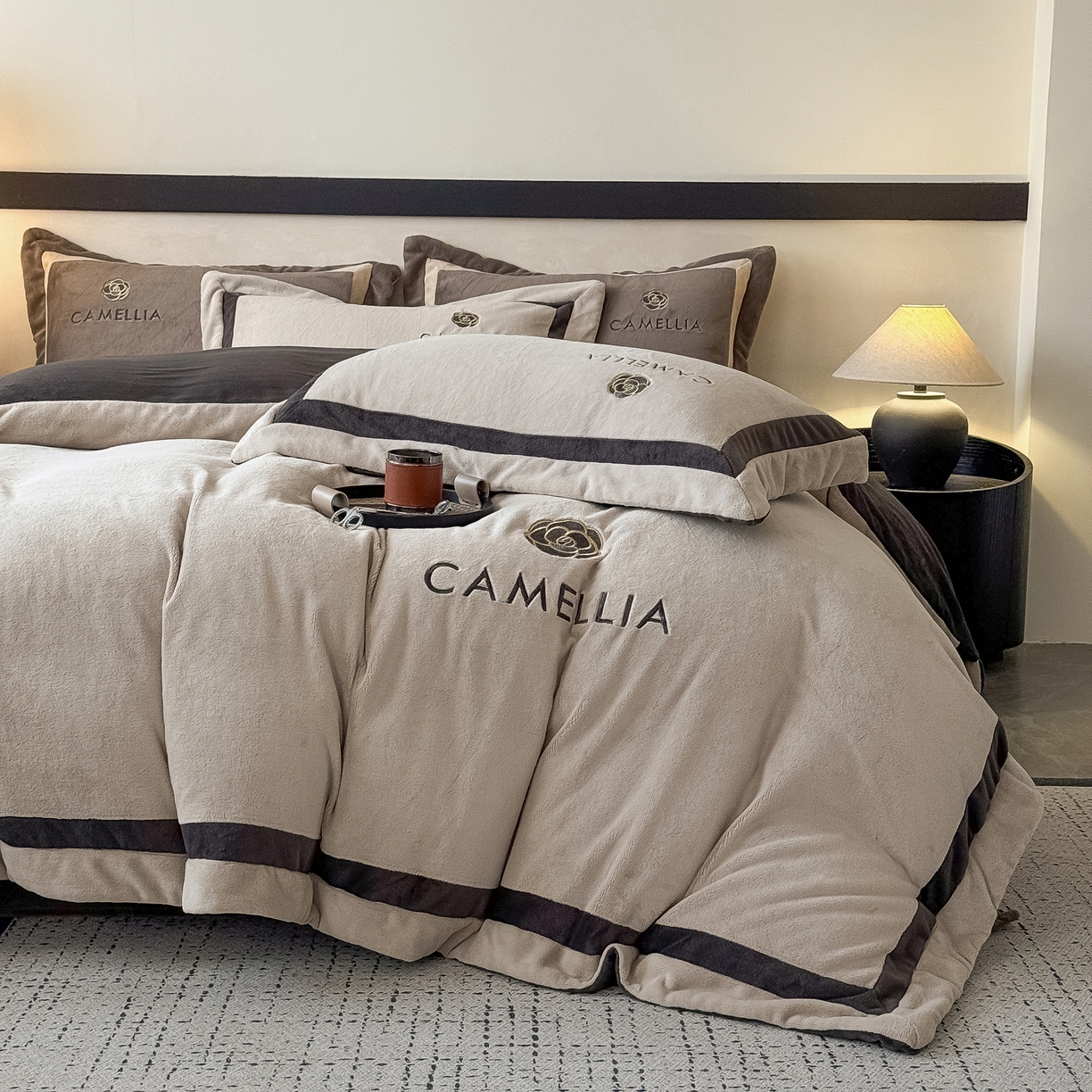 91家纺网 家纺一手货源 找家纺 水云缦 2025新款双拼角牛奶绒绣花四件套系列 浅灰-茶褐色