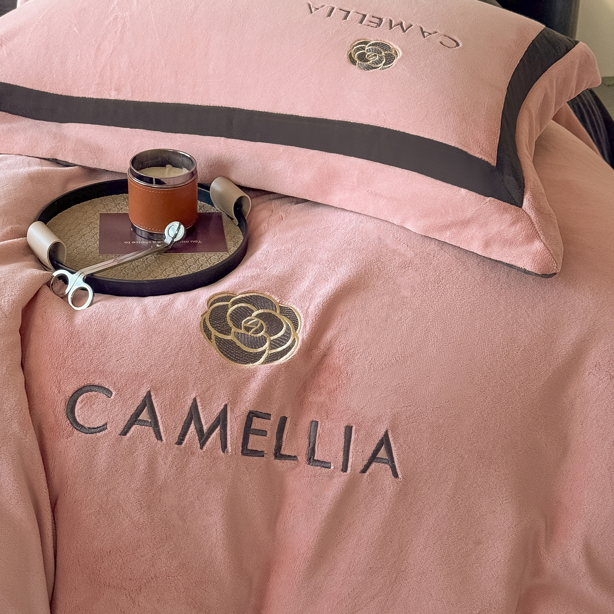 91家纺网 家纺一手货源 找家纺 水云缦 2025新款双拼角牛奶绒绣花四件套系列 樱粉-茶褐色