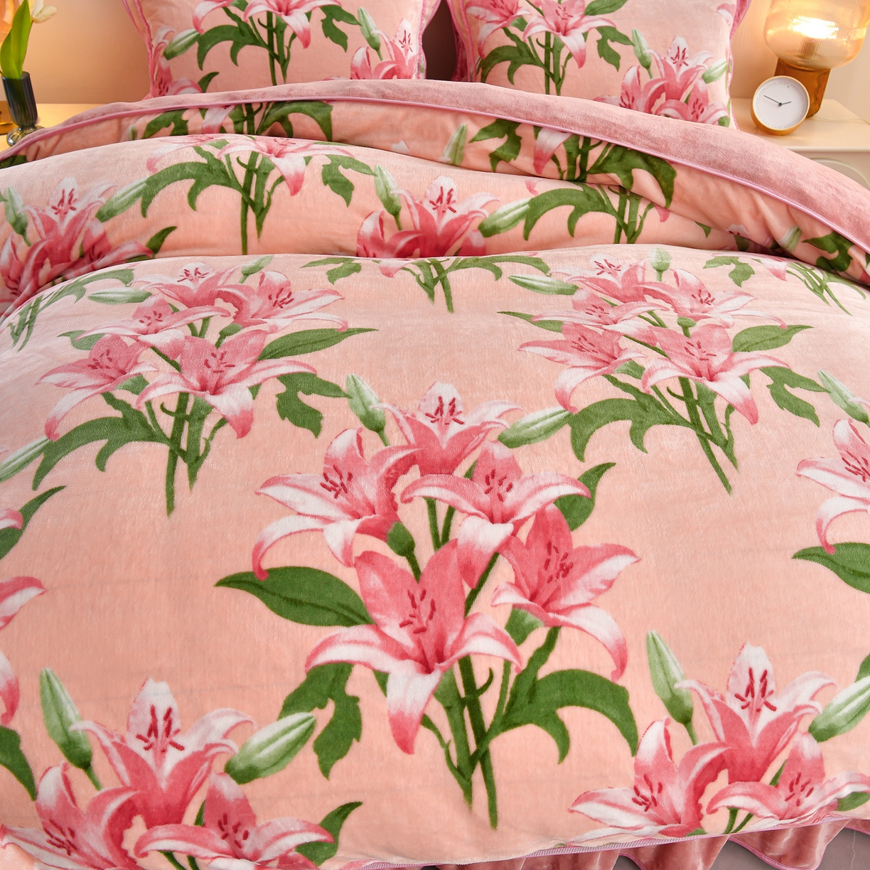 91家纺网 家纺一手货源 找家纺 沐星纪（美得佳）布业 2025新款加厚牛奶绒印花四件套 粉黛胭脂