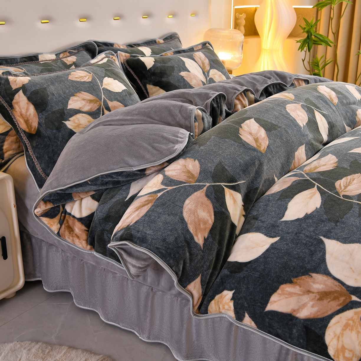 91家纺网 家纺一手货源 找家纺 沐星纪（美得佳）布业 2025新款加厚牛奶绒印花四件套 叶舞绒华-灰