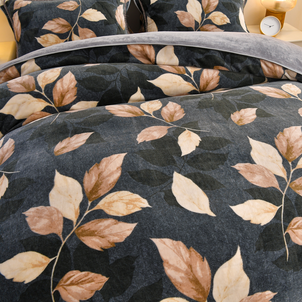 91家纺网 家纺一手货源 找家纺 沐星纪（美得佳）布业 2025新款加厚牛奶绒印花四件套 叶舞绒华-灰