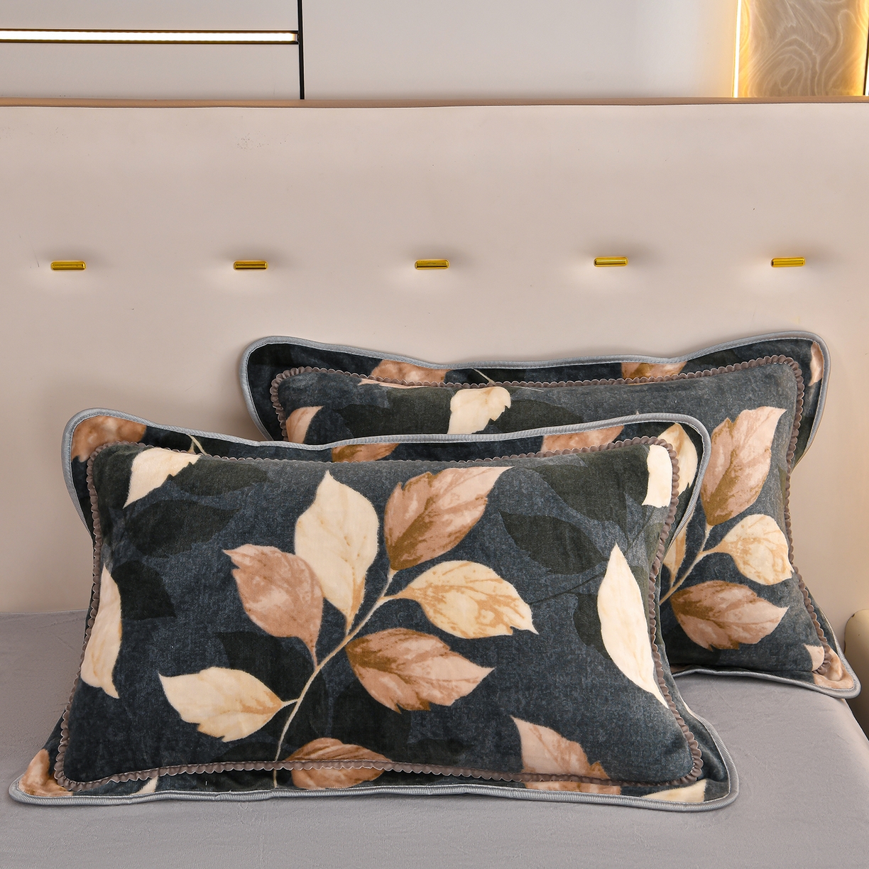 91家纺网 家纺一手货源 找家纺 沐星纪（美得佳）布业 2025新款加厚牛奶绒印花四件套 叶舞绒华-灰