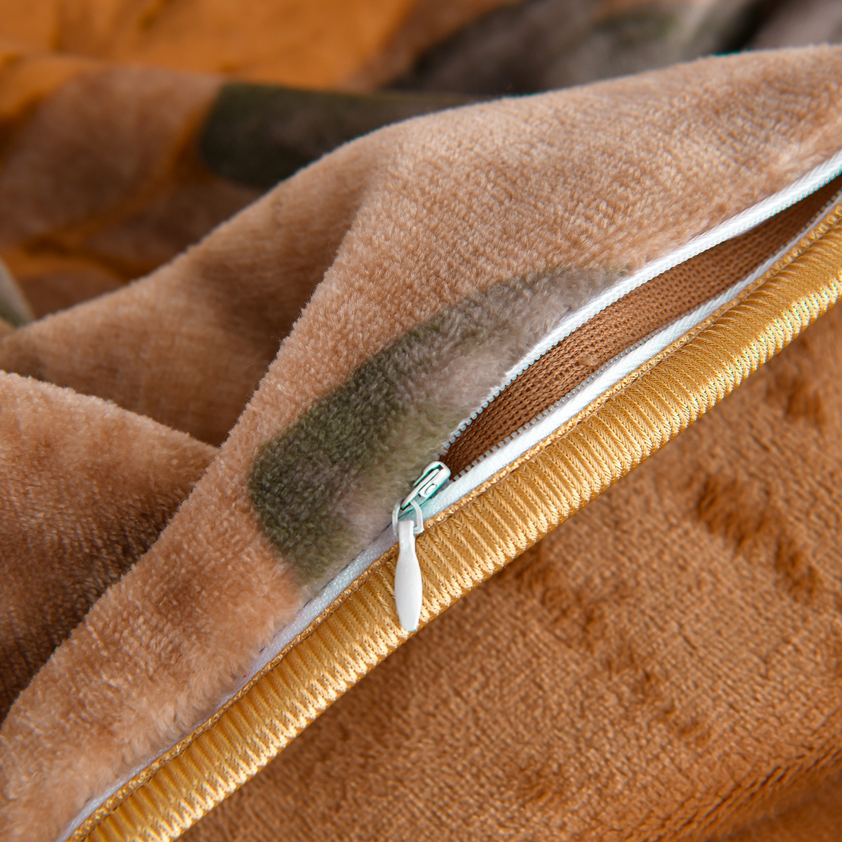 91家纺网 家纺一手货源 找家纺 沐星纪（美得佳）布业 2025新款加厚牛奶绒印花四件套 叶舞绒华-咖