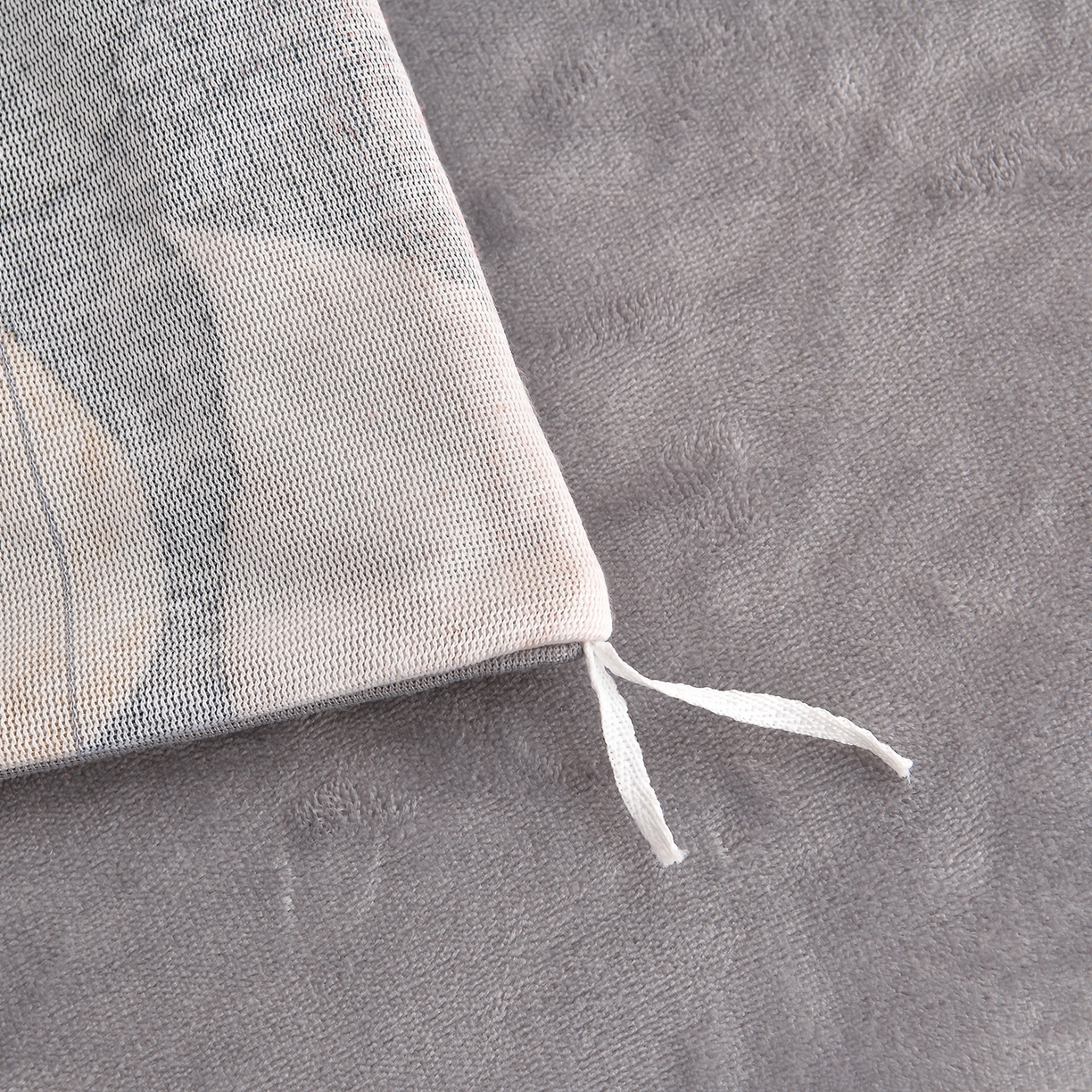 91家纺网 家纺一手货源 找家纺 沐星纪（美得佳）布业 2025新款加厚牛奶绒印花四件套 叶舞绒华-灰