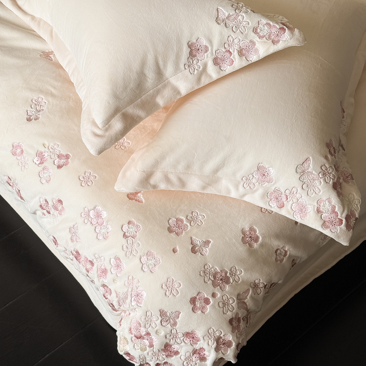 91家纺网 家纺一手货源 找家纺 （总）水云缦 2025新款230克全消光牛奶绒绣花四件套-樱花系列