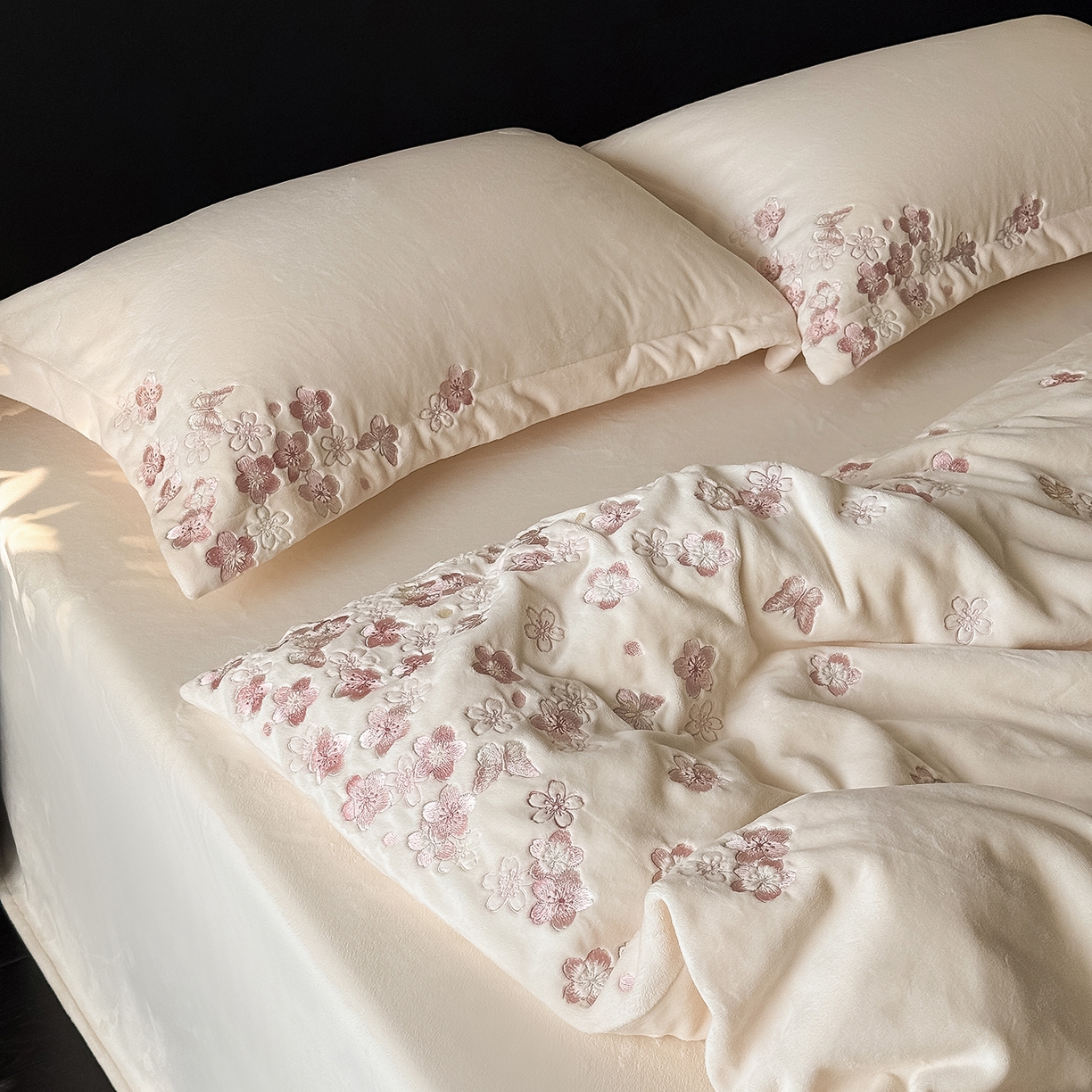 91家纺网 家纺一手货源 找家纺 （总）水云缦 2025新款230克全消光牛奶绒绣花四件套-樱花系列