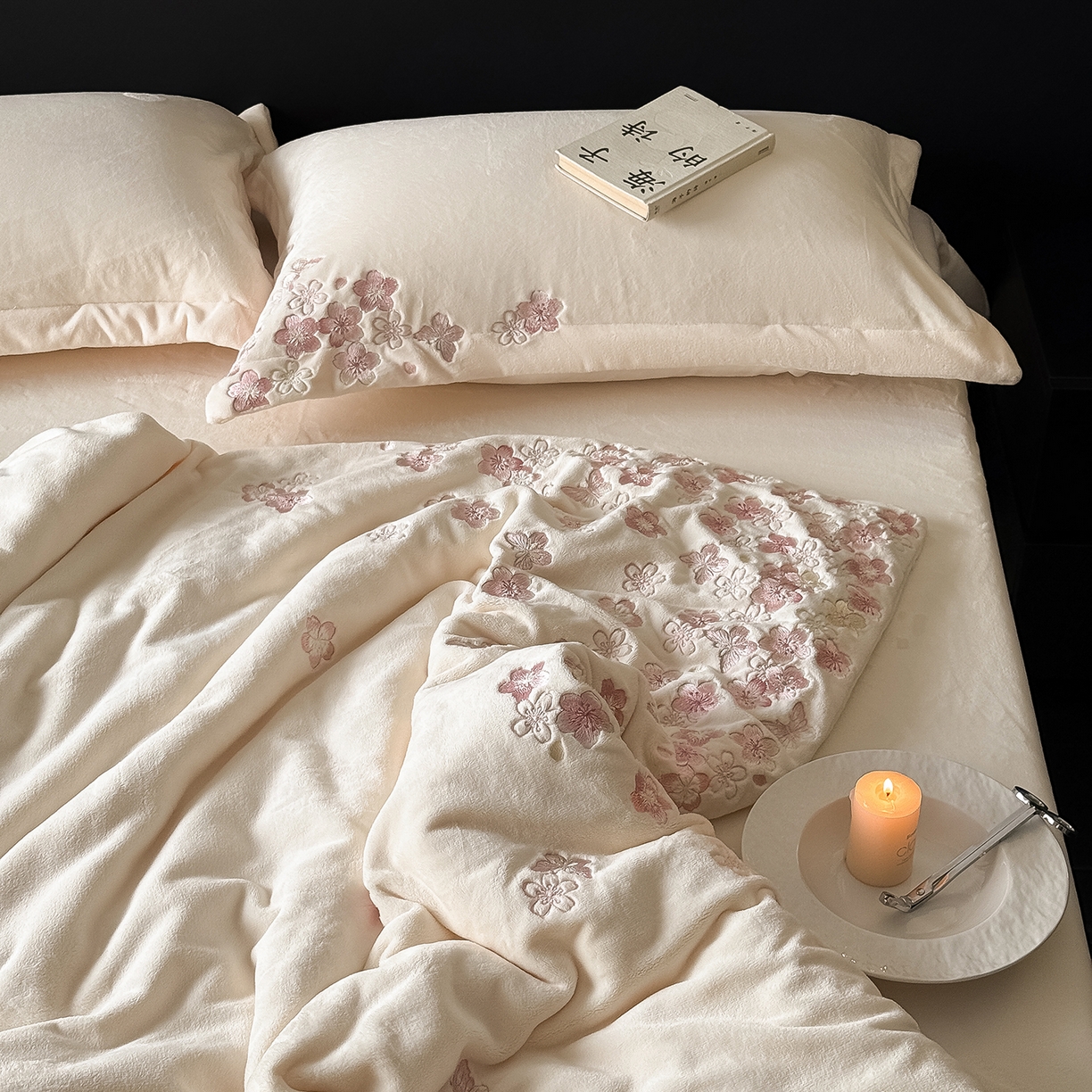 91家纺网 家纺一手货源 找家纺 （总）水云缦 2025新款230克全消光牛奶绒绣花四件套-樱花系列