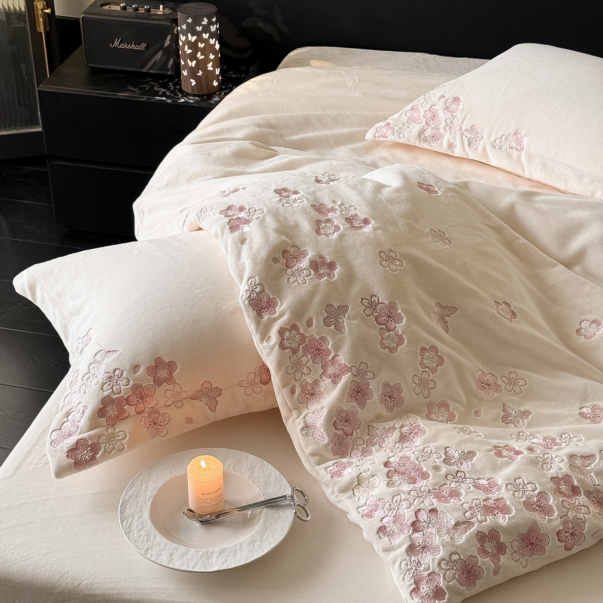 91家纺网 家纺一手货源 找家纺 （总）水云缦 2025新款230克全消光牛奶绒绣花四件套-樱花系列