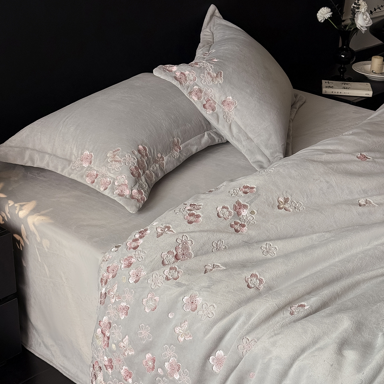 91家纺网 家纺一手货源 找家纺 （总）水云缦 2025新款230克全消光牛奶绒绣花四件套-樱花系列