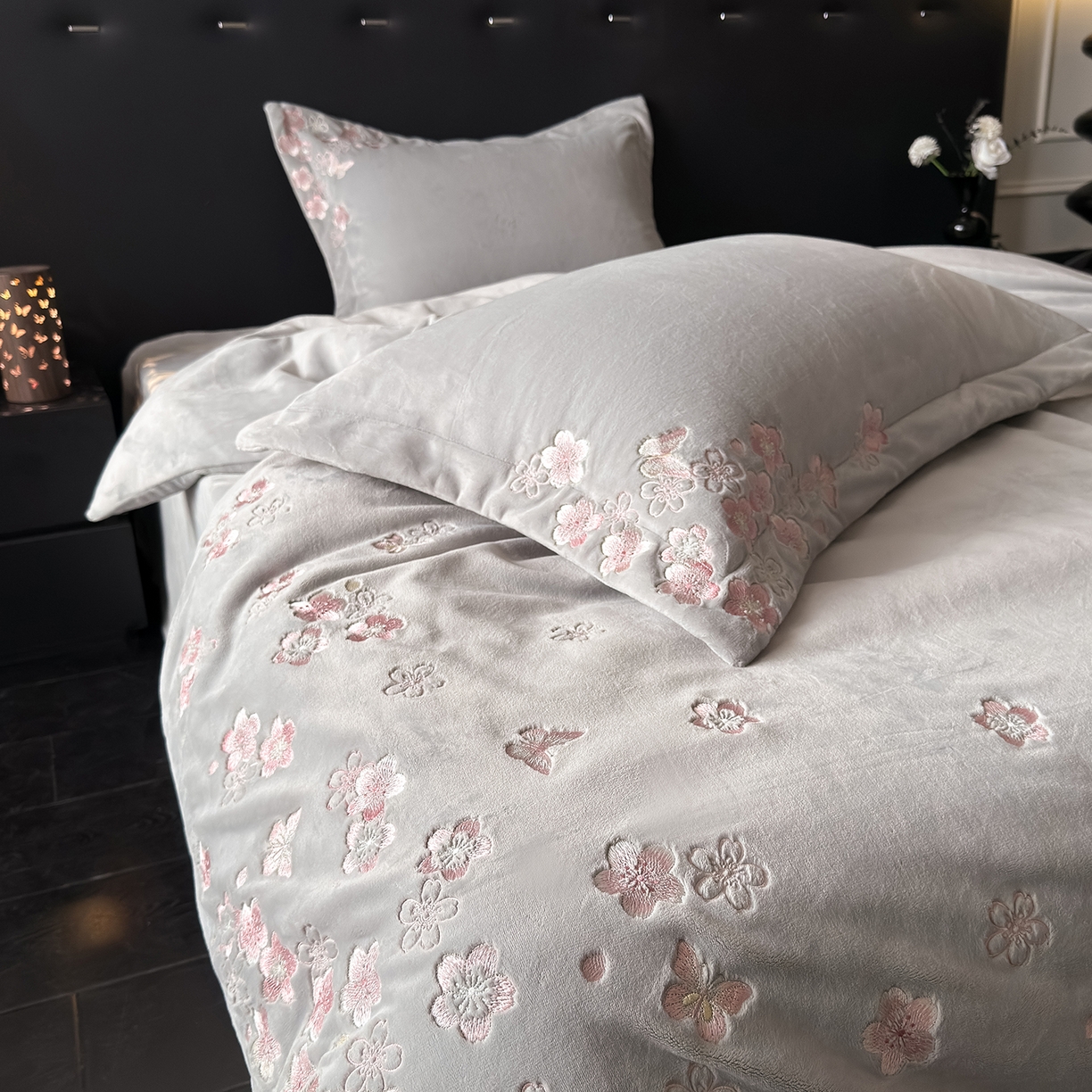 91家纺网 家纺一手货源 找家纺 水云缦 2025新款230克全消光牛奶绒绣花四件套-樱花系列 樱花-高级灰