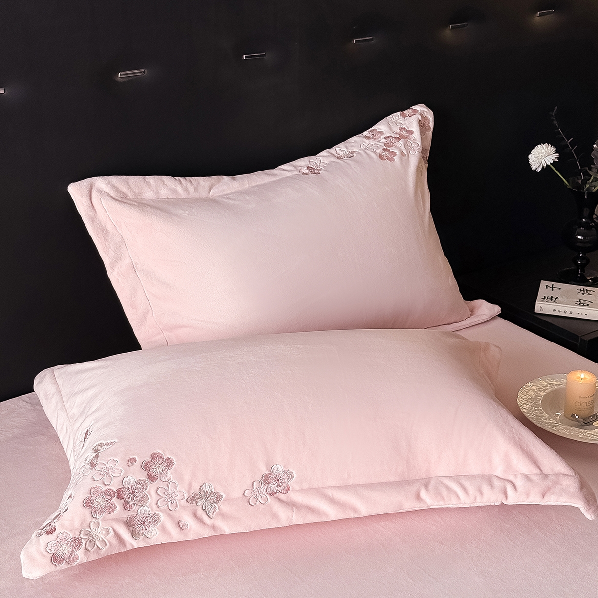 91家纺网 家纺一手货源 找家纺 水云缦 2025新款230克全消光牛奶绒绣花四件套-樱花系列 樱花-浅粉