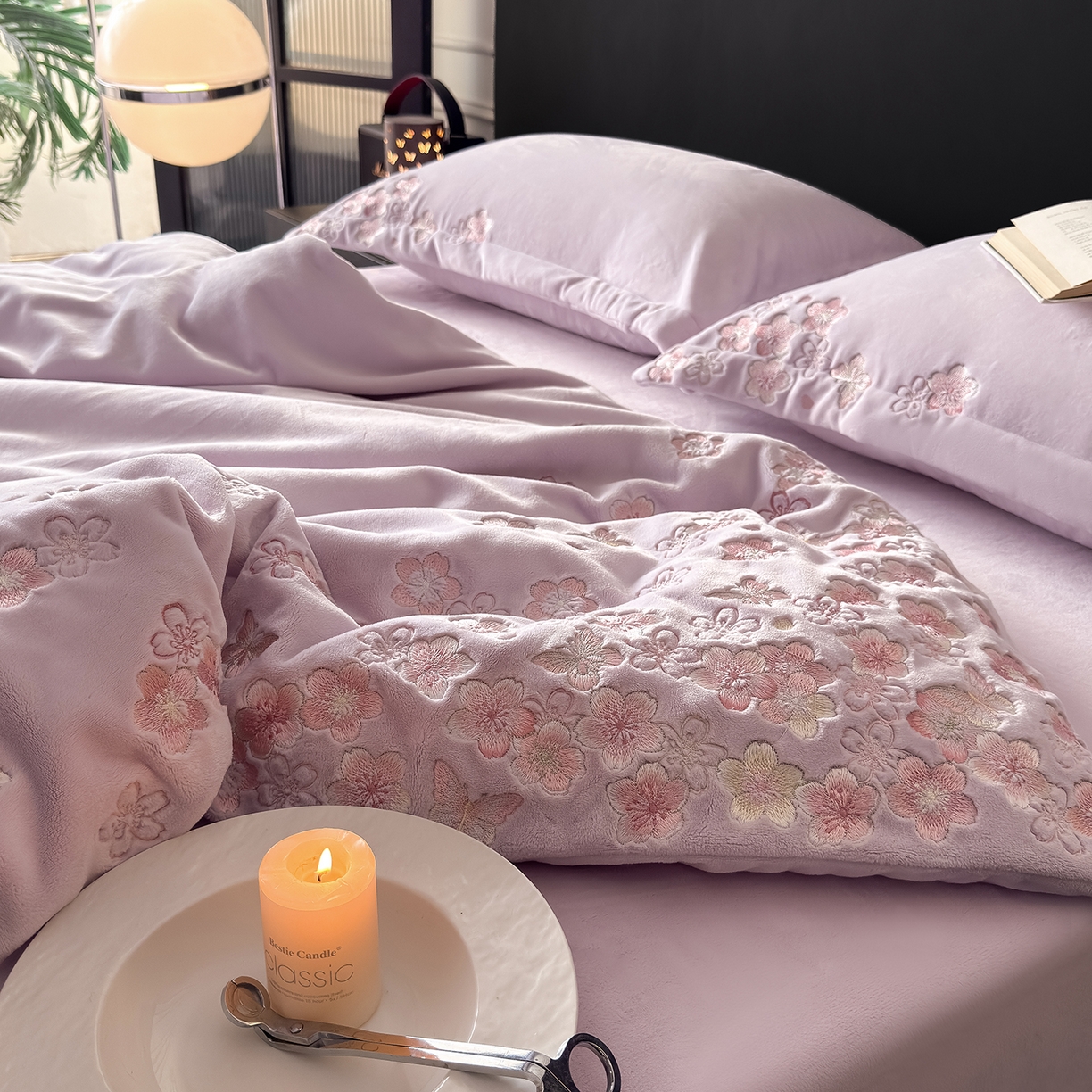 91家纺网 家纺一手货源 找家纺 水云缦 2025新款230克全消光牛奶绒绣花四件套-樱花系列 樱花-浅紫