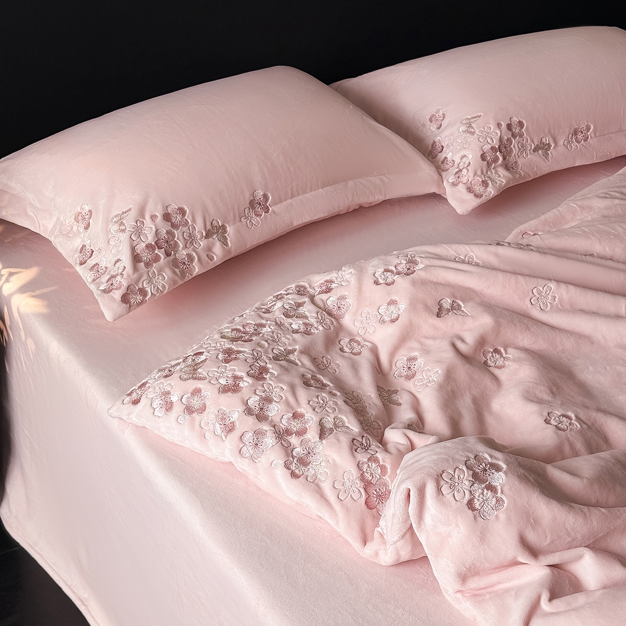 91家纺网 家纺一手货源 找家纺 水云缦 2025新款230克全消光牛奶绒绣花四件套-樱花系列 樱花-浅粉