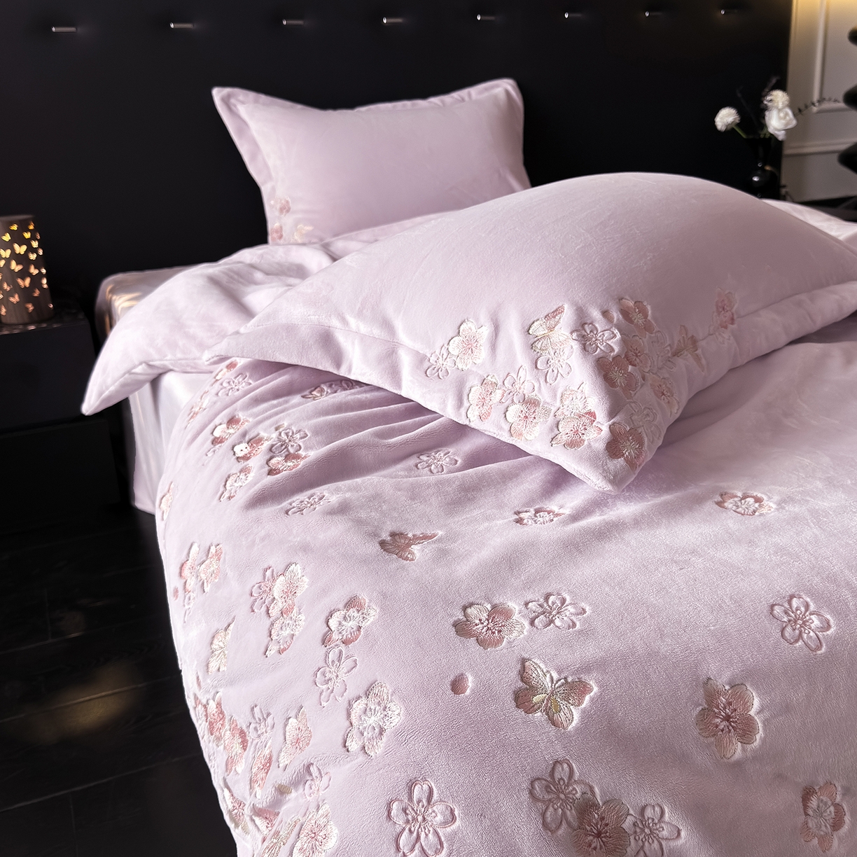 91家纺网 家纺一手货源 找家纺 水云缦 2025新款230克全消光牛奶绒绣花四件套-樱花系列 樱花-浅紫