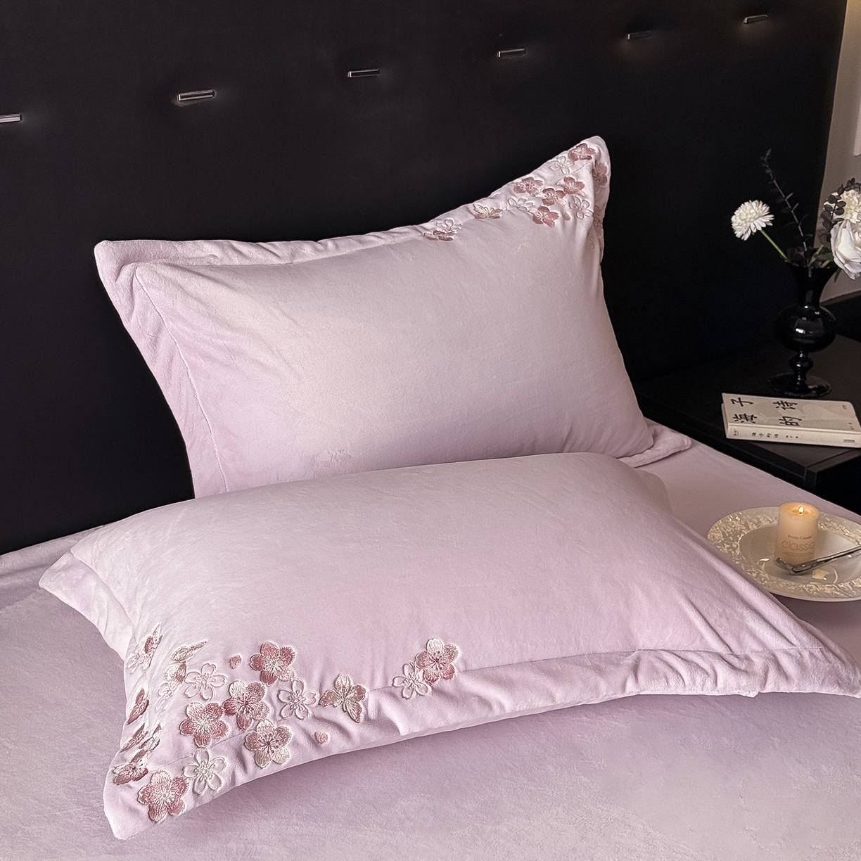 91家纺网 家纺一手货源 找家纺 水云缦 2025新款230克全消光牛奶绒绣花四件套-樱花系列 樱花-浅紫