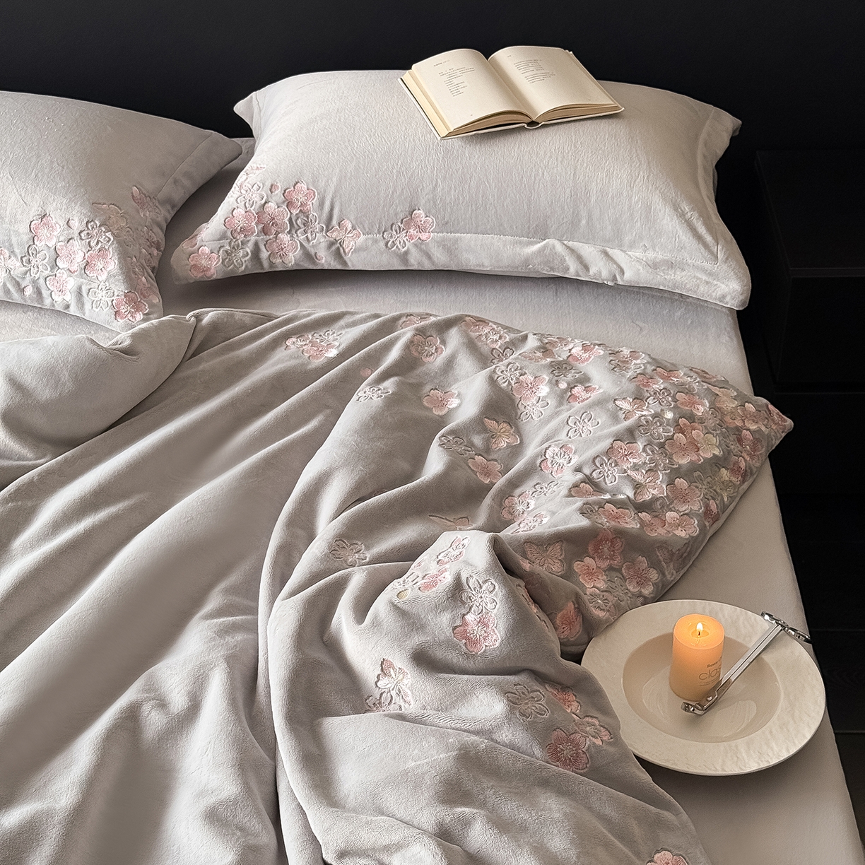 91家纺网 家纺一手货源 找家纺 水云缦 2025新款230克全消光牛奶绒绣花四件套-樱花系列 樱花-高级灰