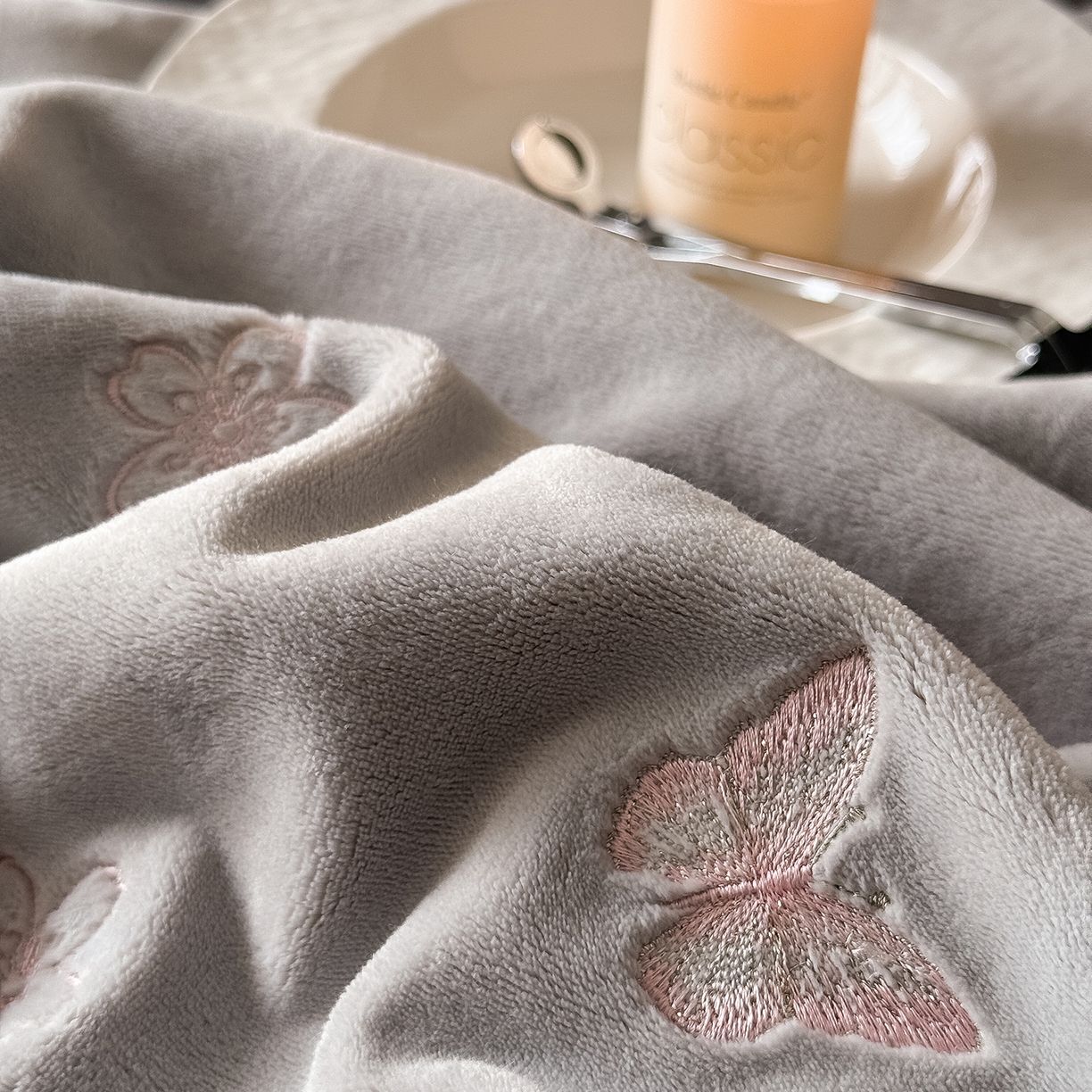 91家纺网 家纺一手货源 找家纺 水云缦 2025新款230克全消光牛奶绒绣花四件套-樱花系列 樱花-高级灰